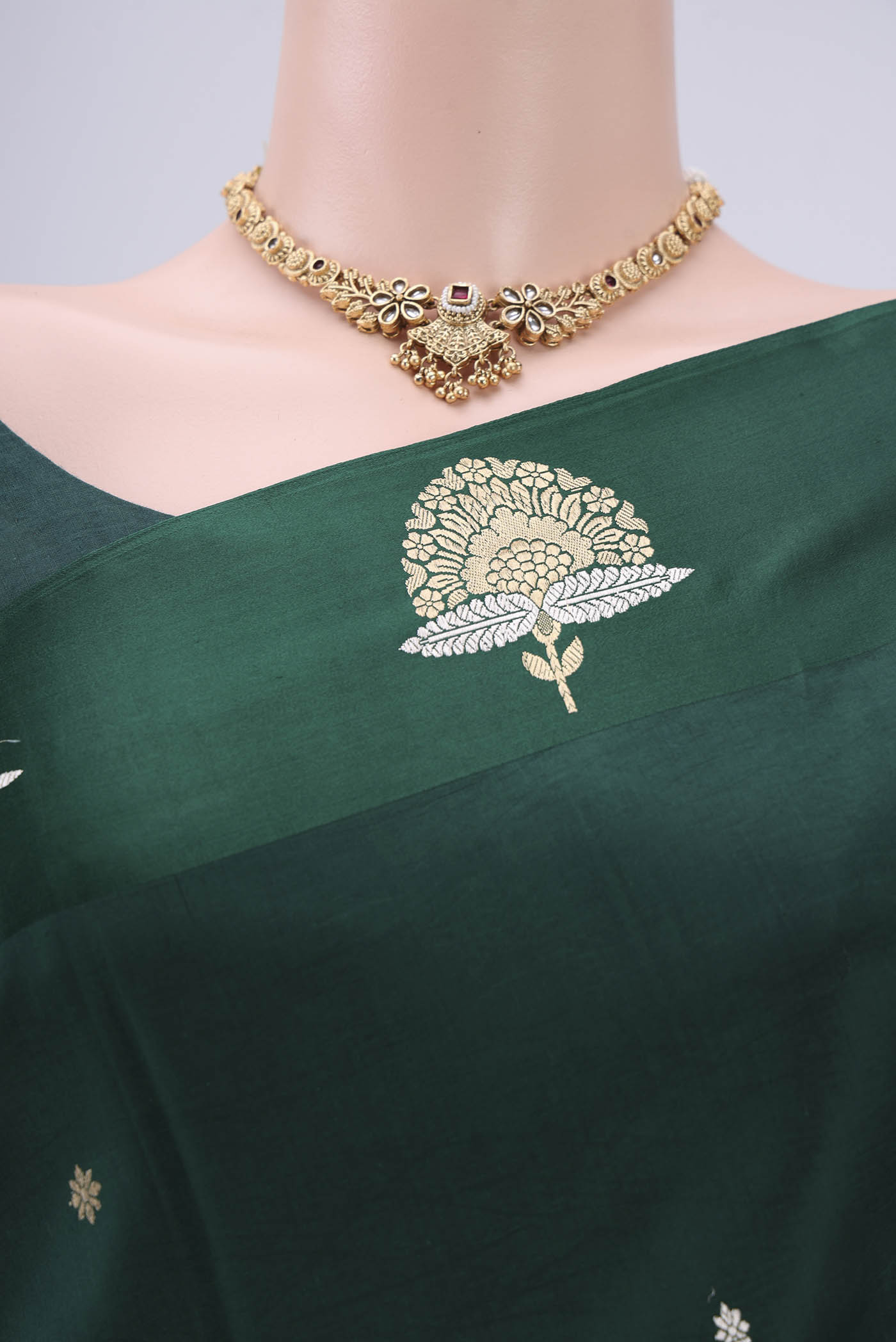 Border image of Green Banarasi Silk Saree with Zari Butta on the body and Zari Border. 
