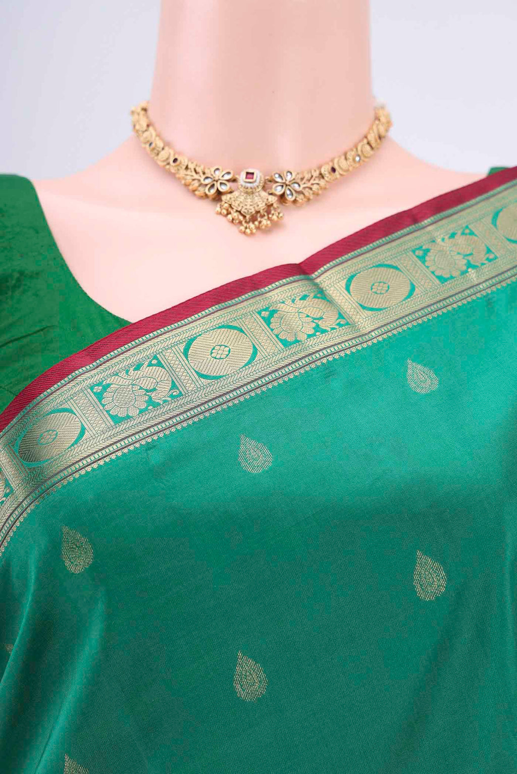 Border image of Green Dual Tone Kanchipuram Saree with Zari Butta on the body and Zari Border. 