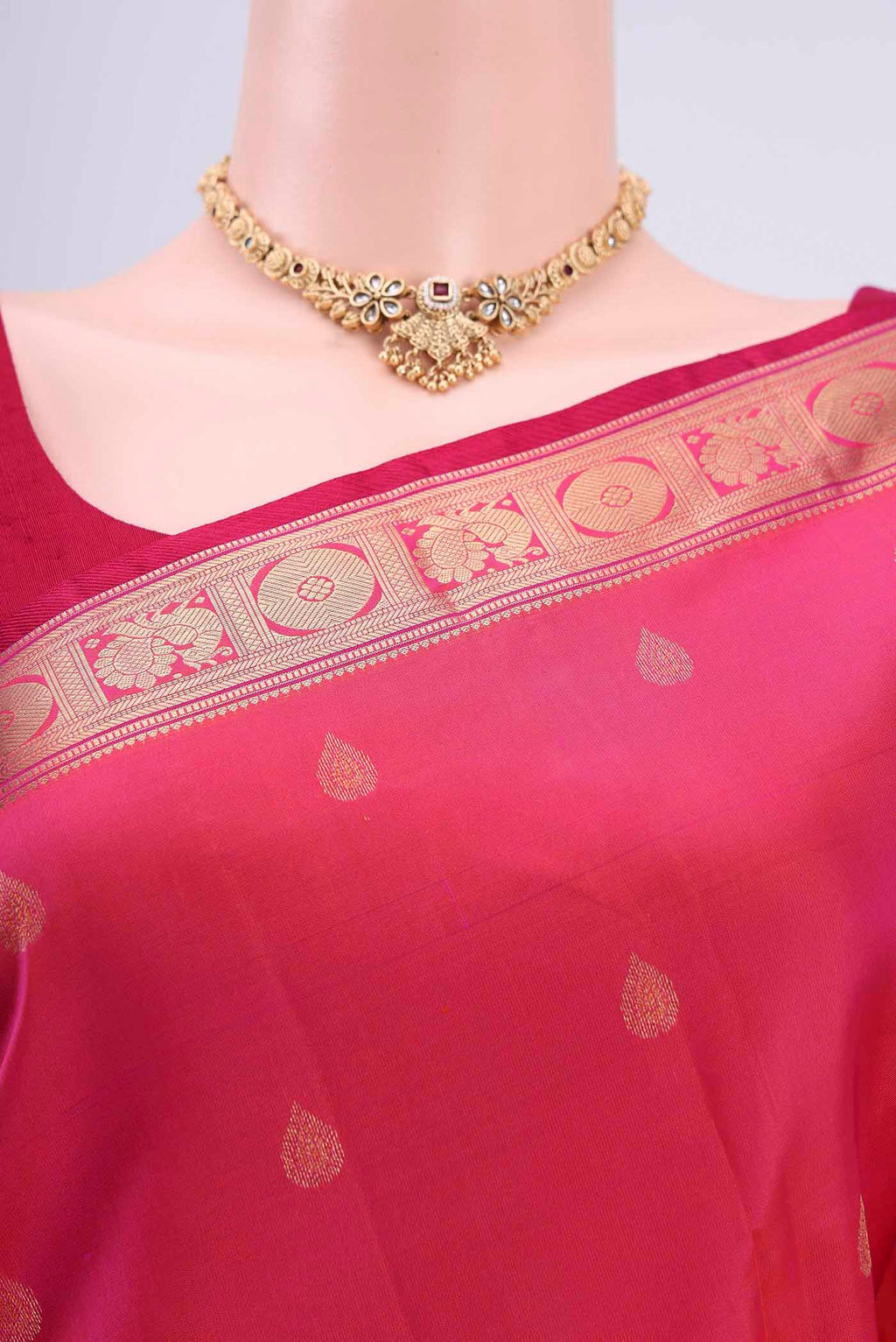 Border image of Dark Pink Dual Tone Kanchipuram Saree with Zari Butta on the body and Zari Border. 