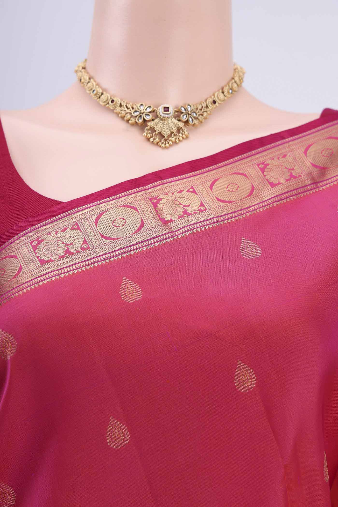 Border image of Dark Pink Dual Tone Kanchipuram Saree with Zari Butta on the body and Zari Border. 