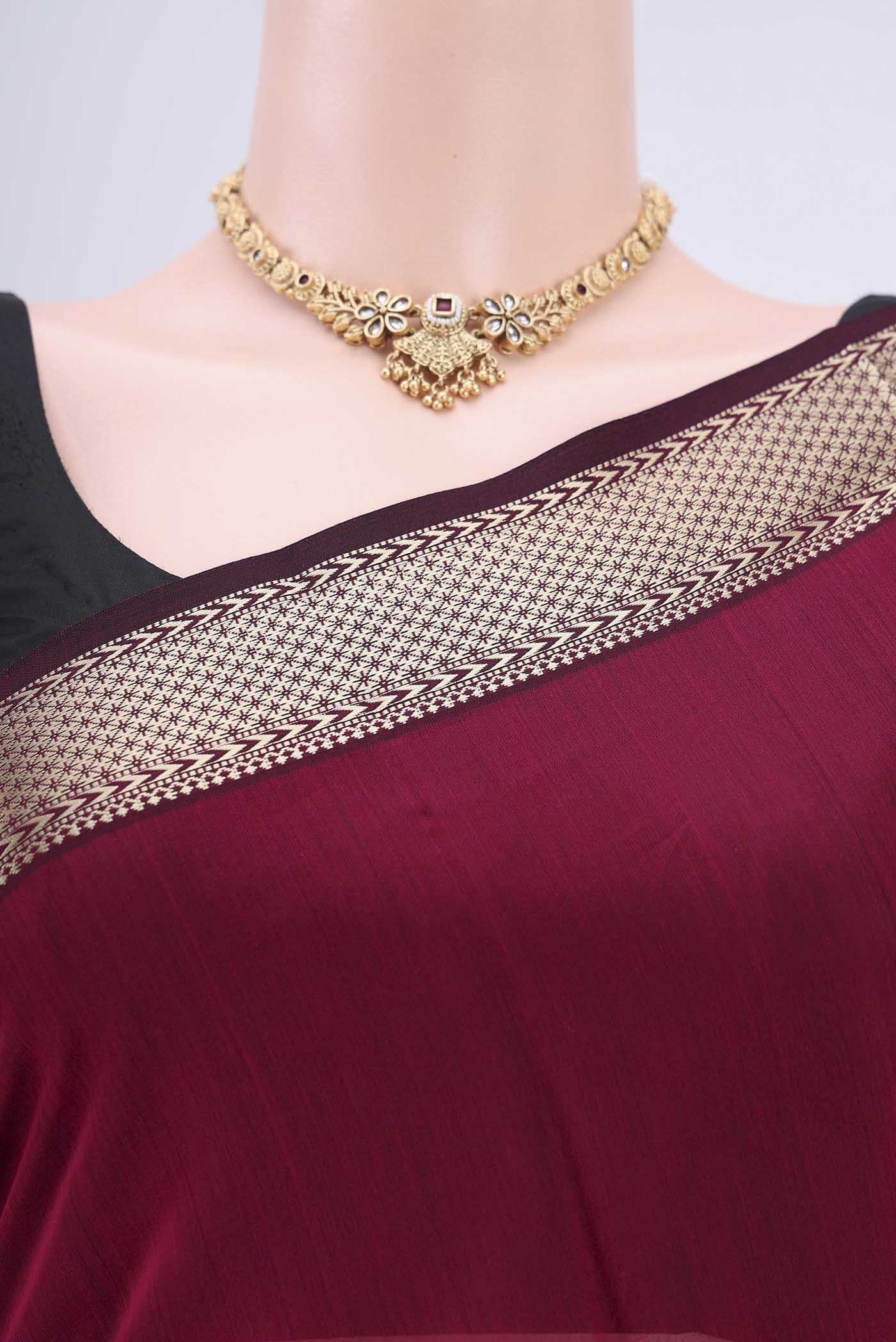 Border image of Dark Pink Maheshwari Silk Cotton Saree with Plain Body and Zari Border. 