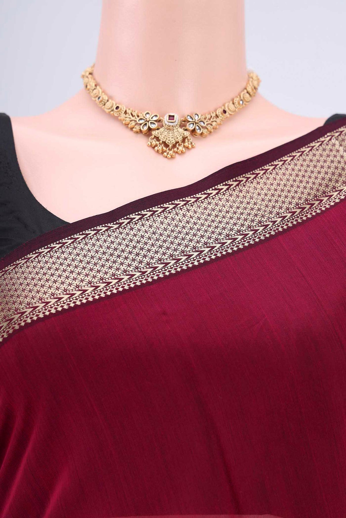 Border image of Dark Pink Maheshwari Silk Cotton Saree with Plain Body and Zari Border. 