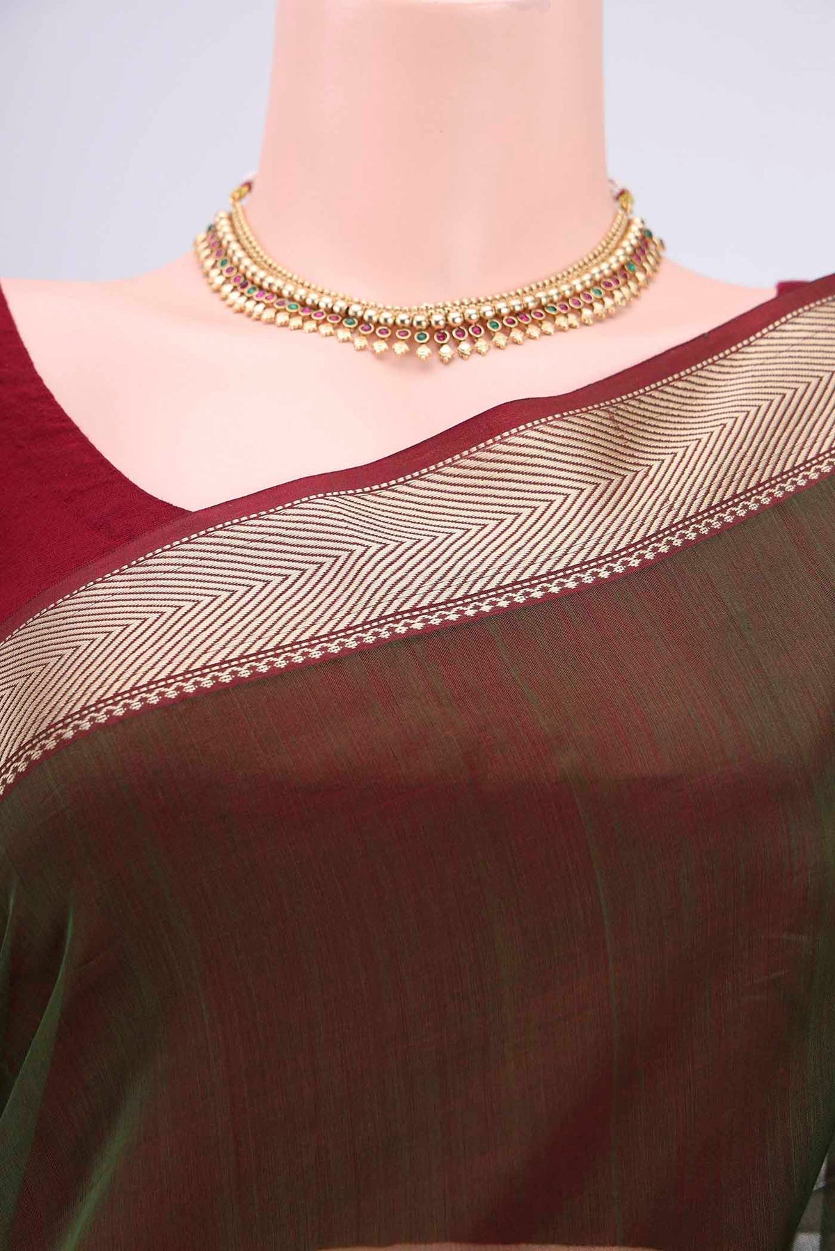 Border image of Green Maheshwari Silk Cotton Saree with Plain Body and Zari Border. 