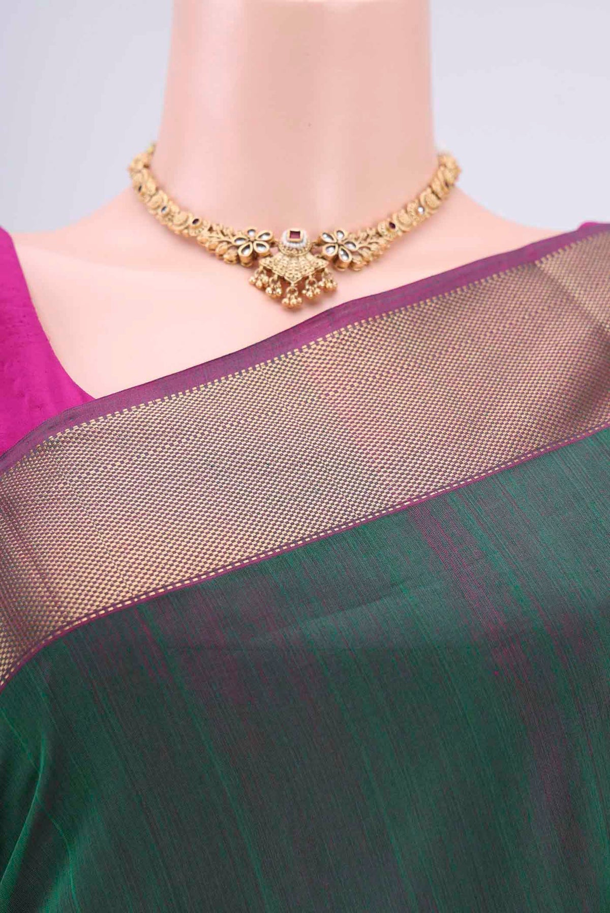 Border image of Bottle Green Maheshwari Silk Cotton Saree with Zari And Thread Butta on the body and Zari Border. 
