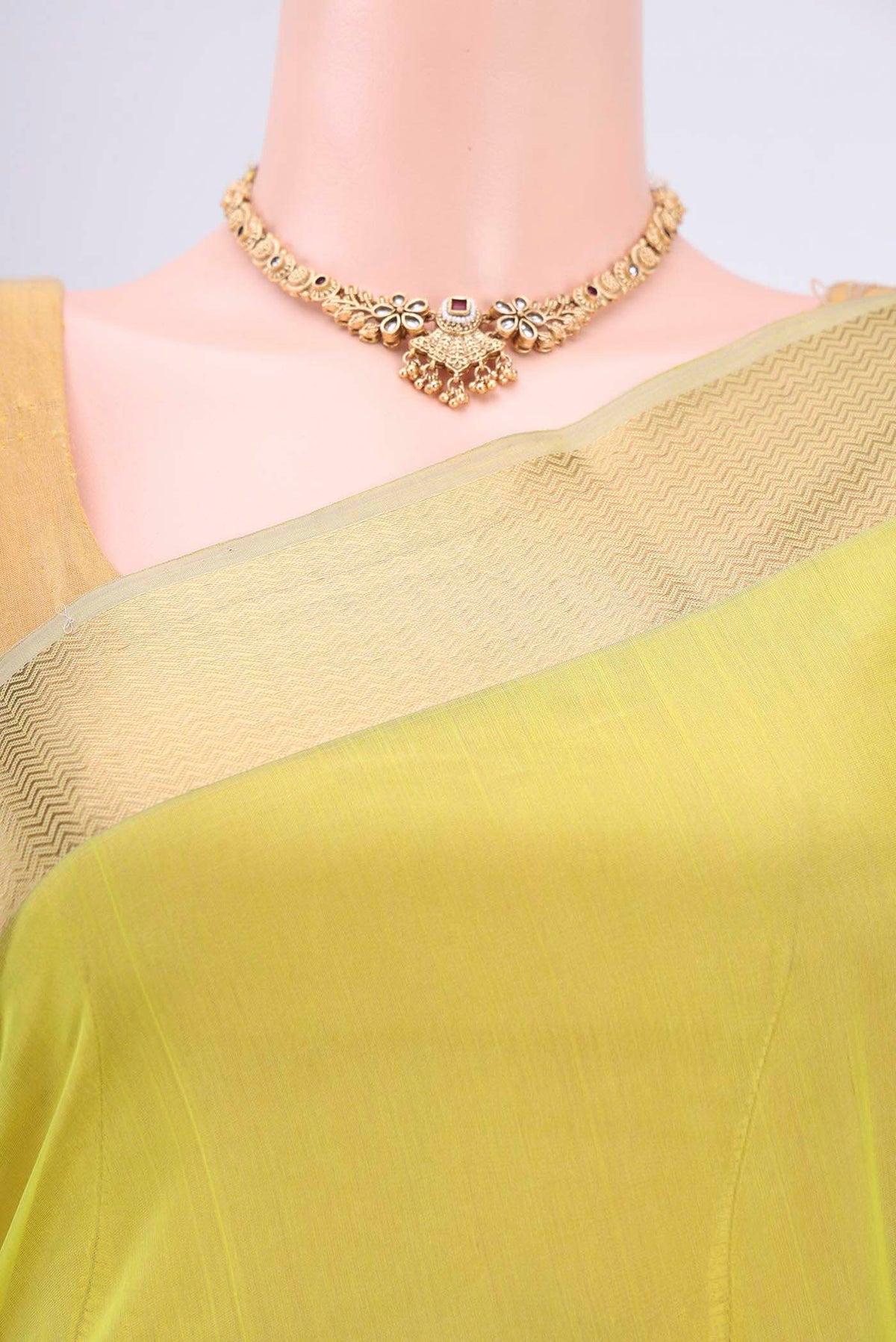 Border image of Parrot Green Maheshwari Silk Cotton Saree with Plain Body and Zari Border. 