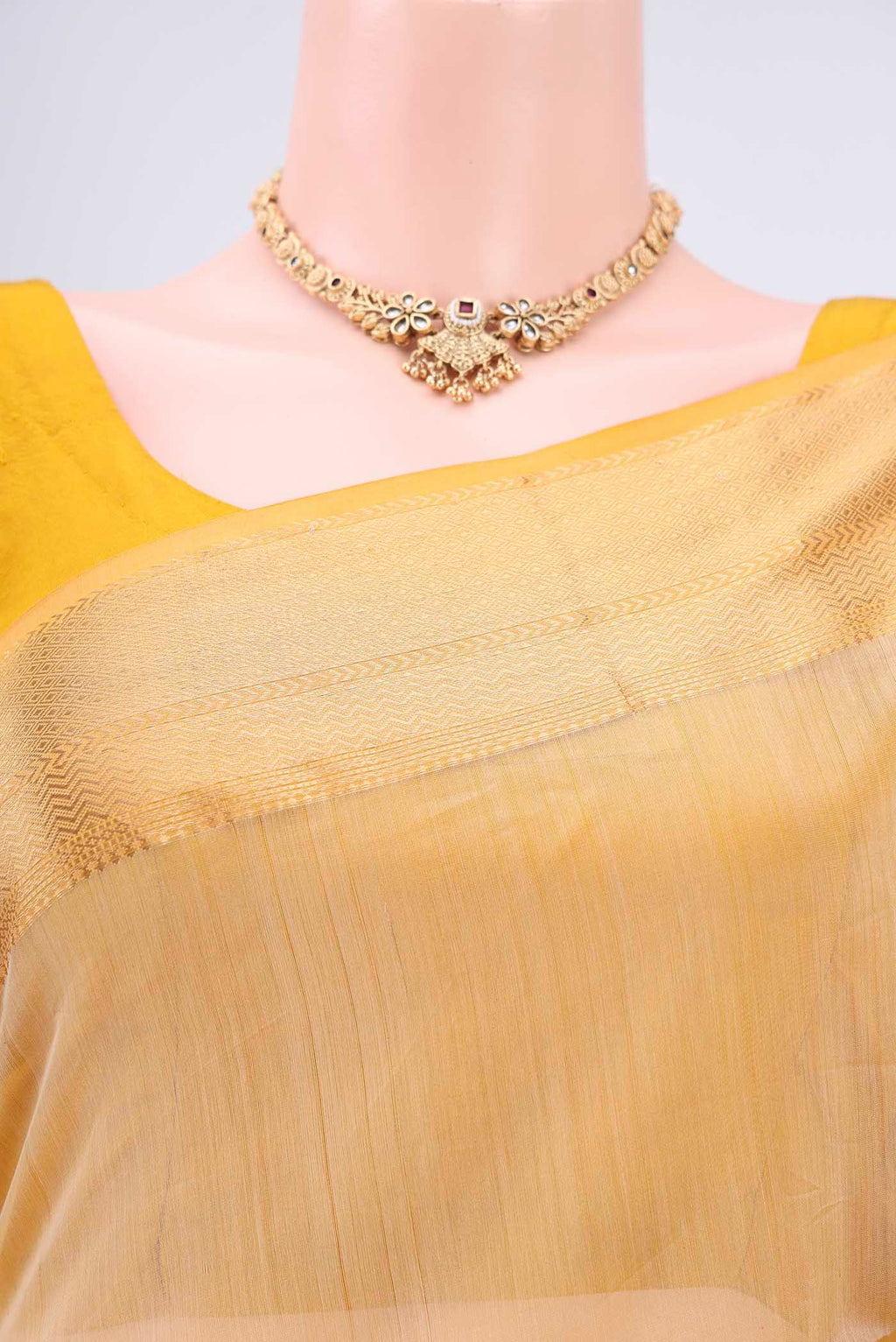 Border image of Cream Dual Tone Maheshwari Silk Cotton Saree with Plain Body and Zari Border. 