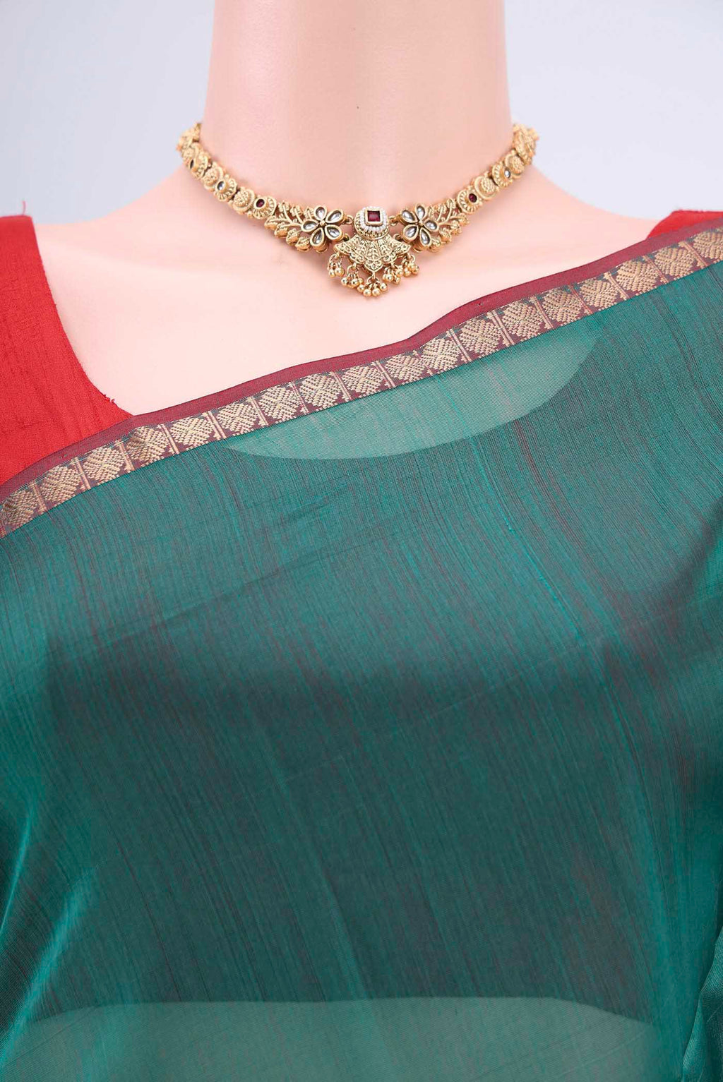 Border image of Sea Green Maheshwari Silk Cotton Saree with Zari And Thread Butta on the body and Zari Border. 