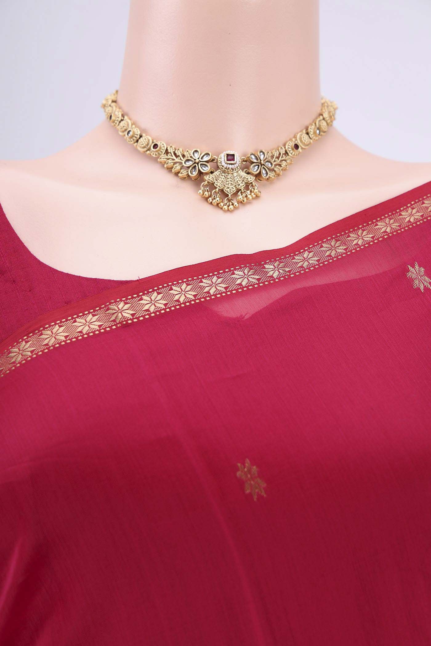 Border image of Rani Pink Maheshwari Silk Cotton Saree with Plain Body and Zari Border. 