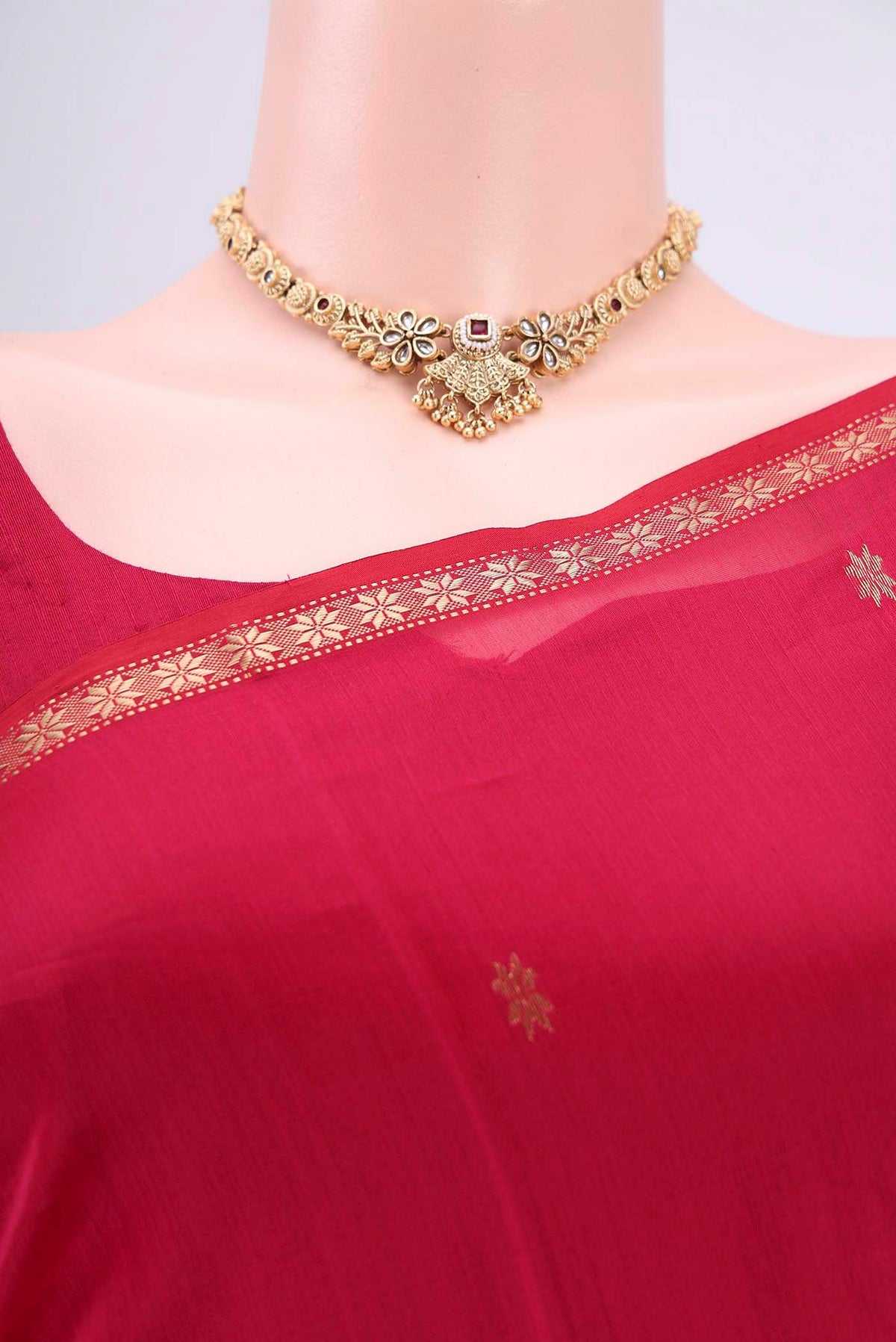 Border image of Rani Pink Maheshwari Silk Cotton Saree with Plain Body and Zari Border. 