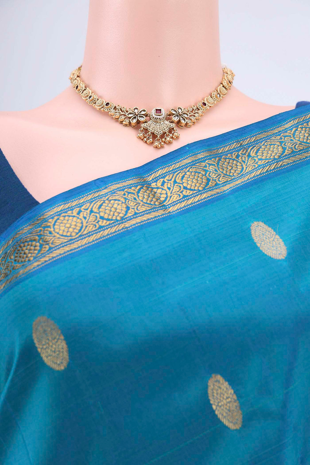 Border image of Blue Dual Tone Kanjivaram Silk Saree with Zari Butta on the body and Zari Border. 