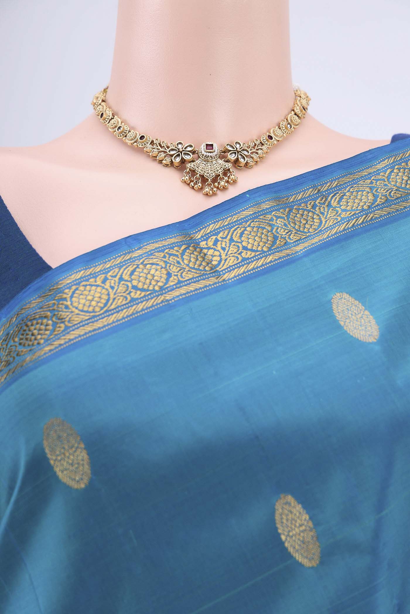 Border image of Blue Dual Tone Kanjivaram Silk Saree with Zari Butta on the body and Zari Border. 