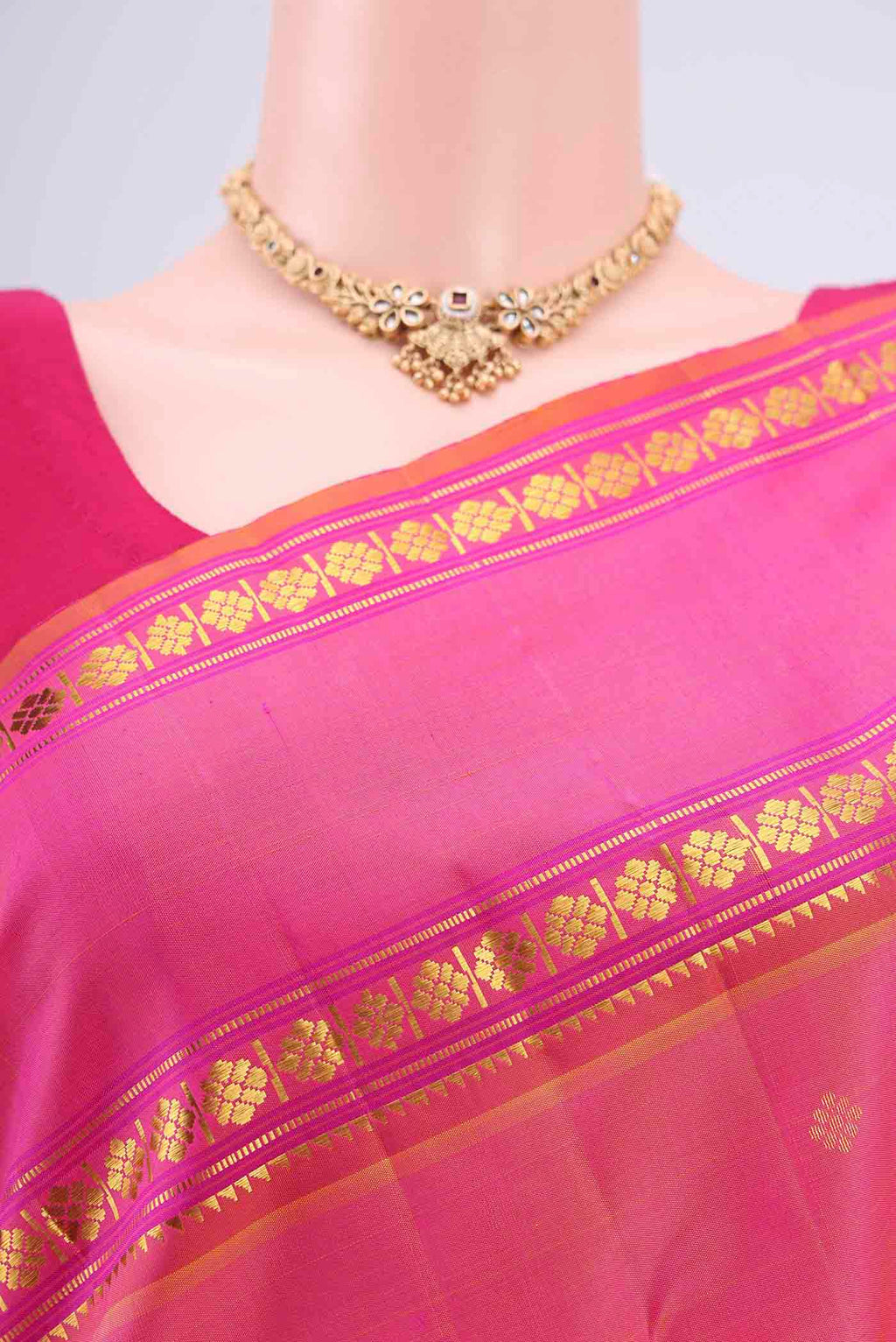 Border image of Pink Dual Tone Kanchipuram Silk Saree with Zari Butta on the body and Zari Border. 