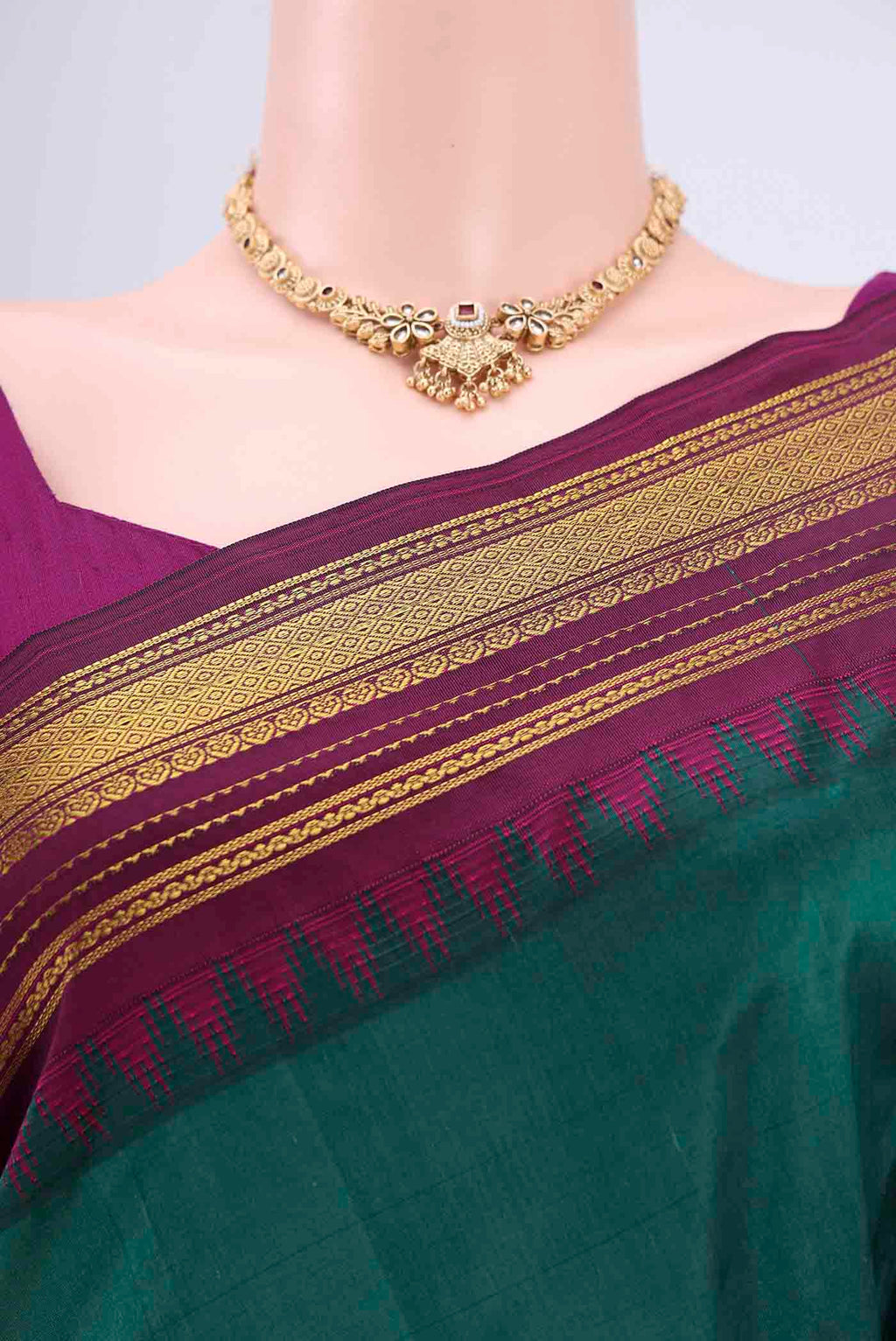 Border image of Bottle Green Bangalore Silk Saree with Plain Body and Zari Border. 