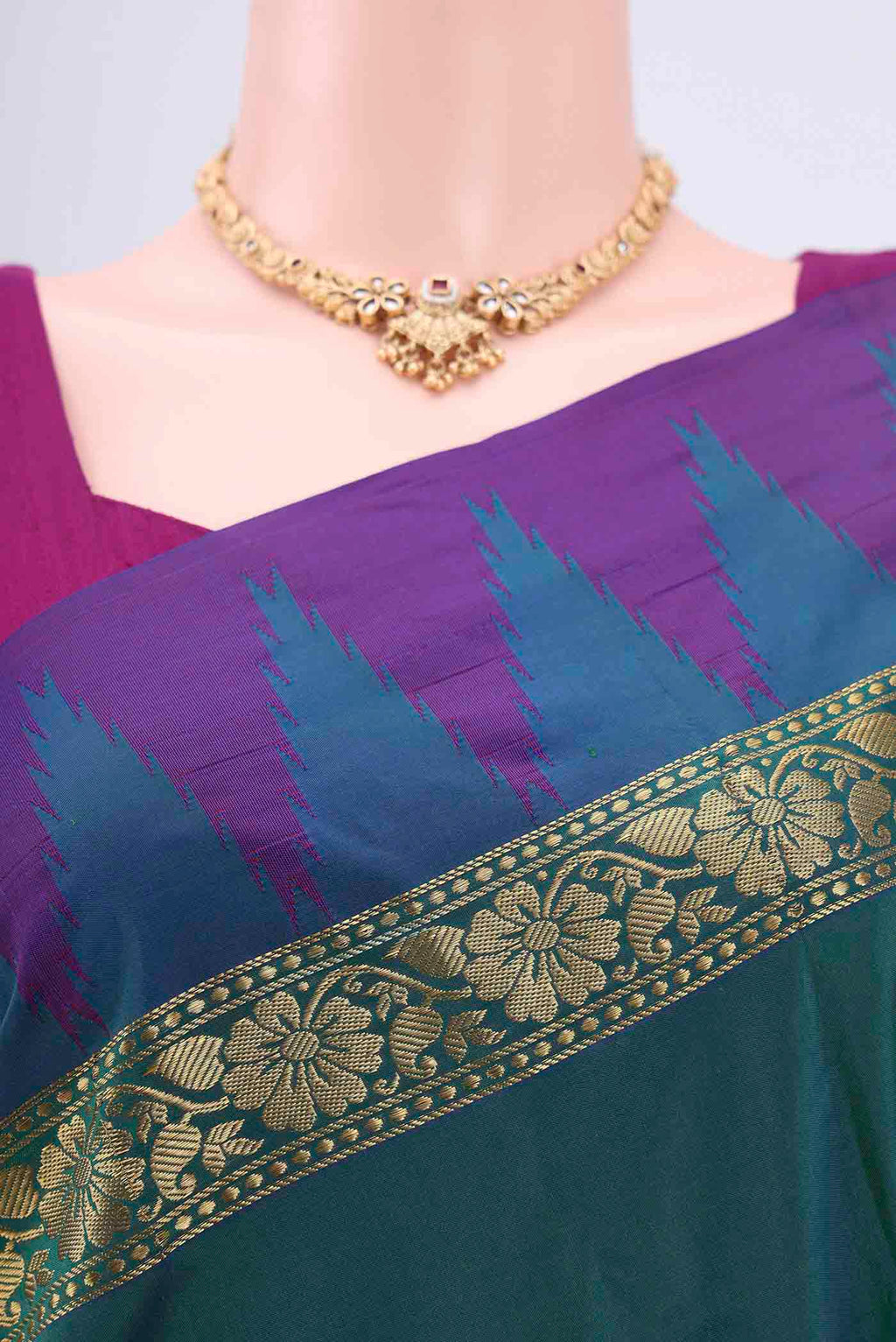 Border image of Bottle Green Bangalore Silk Saree with Plain Body and Zari Border. 
