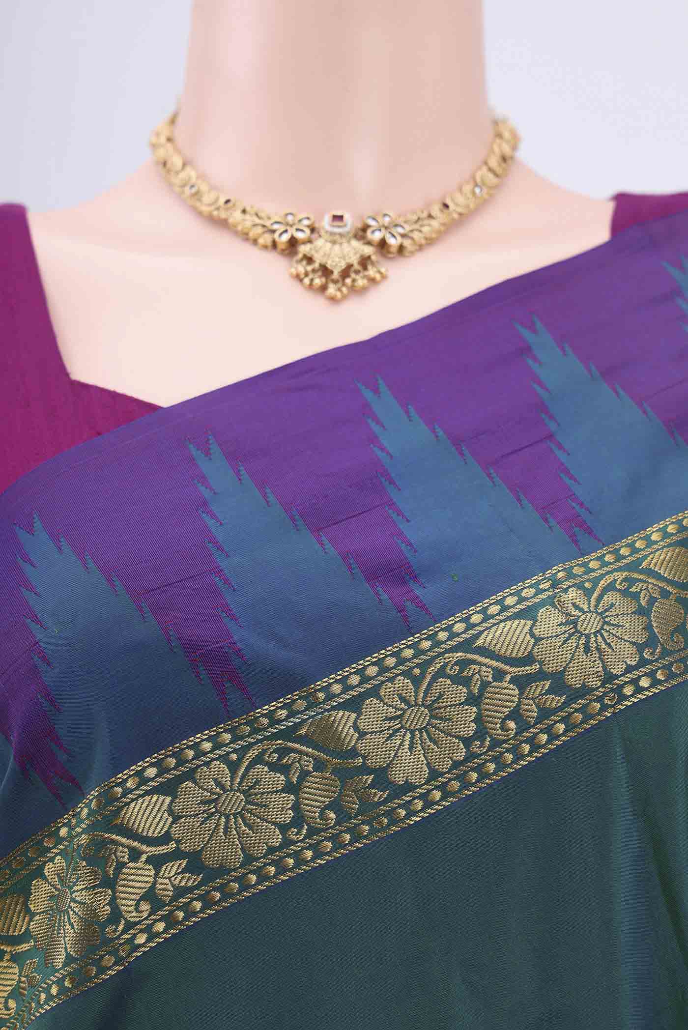 Border image of Bottle Green Bangalore Silk Saree with Plain Body and Zari Border. 