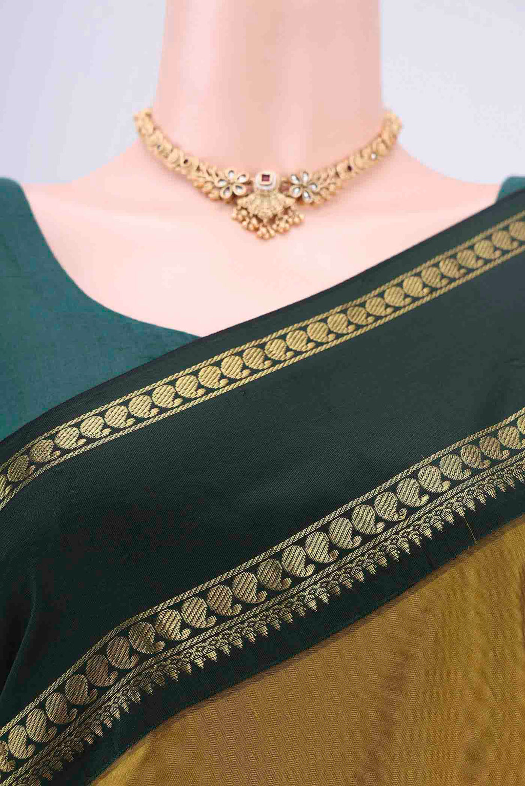 Border image of Mehandi Green Bangalore Silk Saree with Plain Body and Zari Border. 