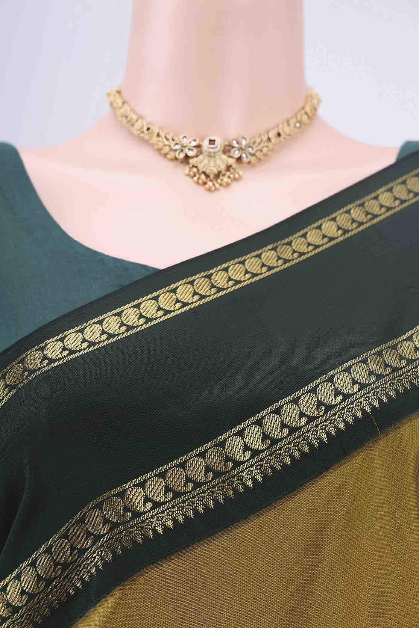 Border image of Mehandi Green Bangalore Silk Saree with Plain Body and Zari Border. 