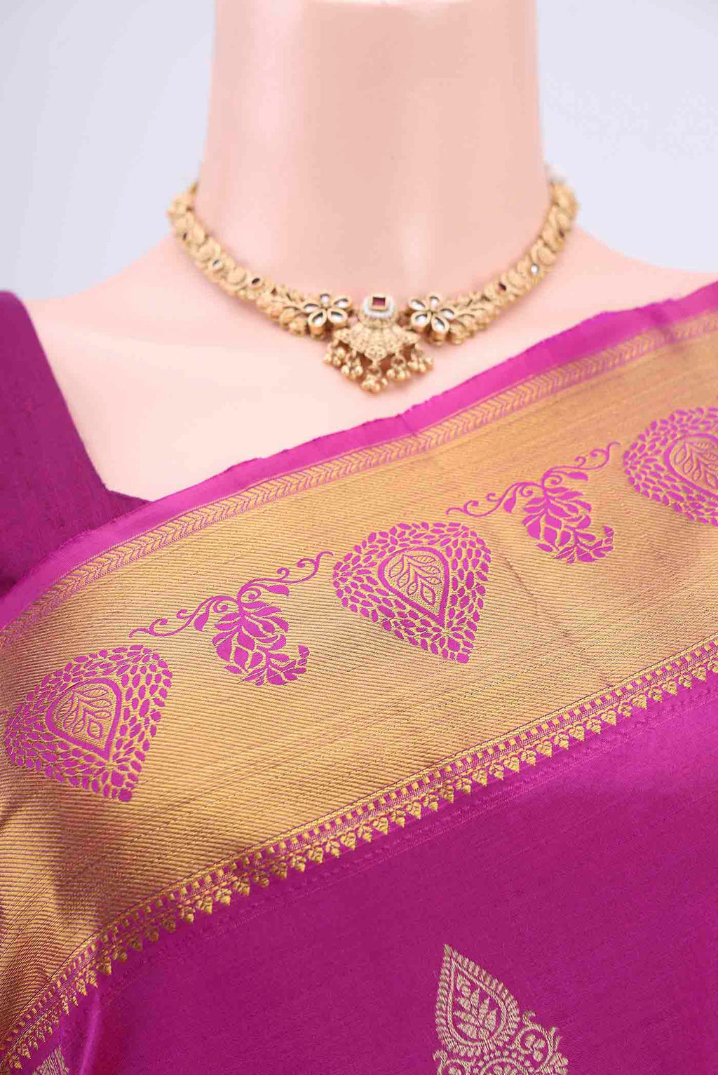 Border image of Dark Pink Bangalore Silk Saree with Zari Butta on the body and Zari Border. 