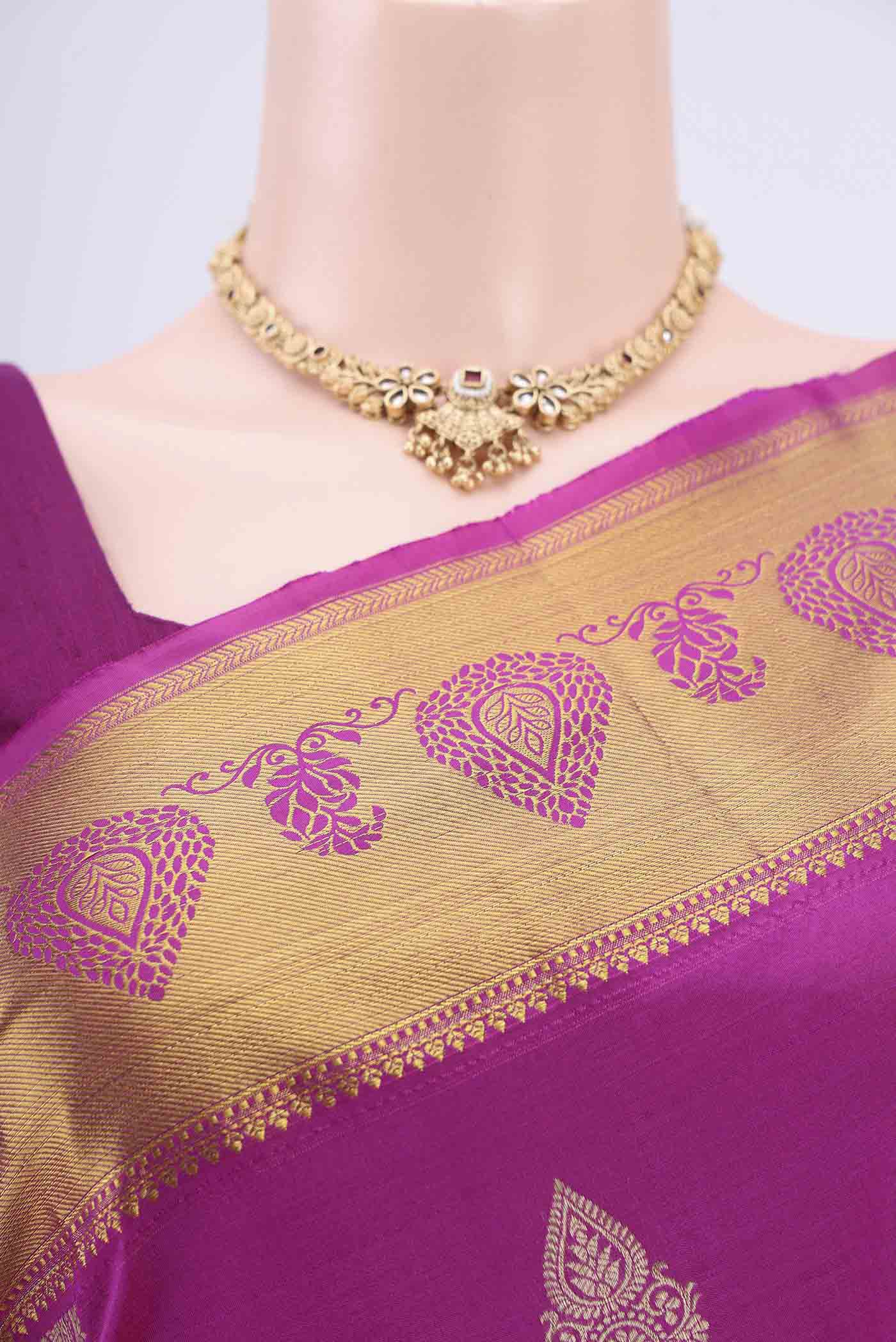 Border image of Dark Pink Bangalore Silk Saree with Zari Butta on the body and Zari Border. 