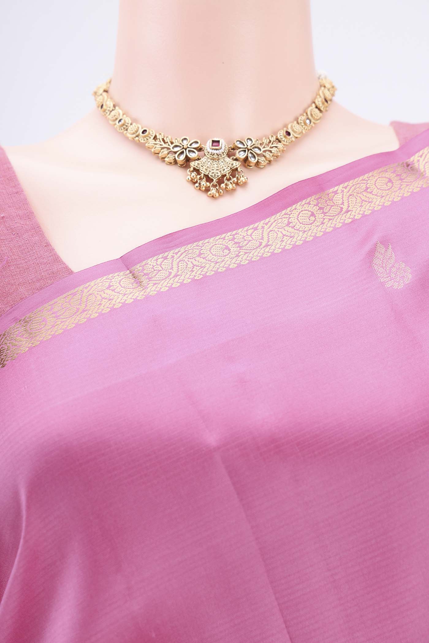 Border image of Rose pink Kanjivaram Silk Saree with Zari Butta on the body and Zari Border. 