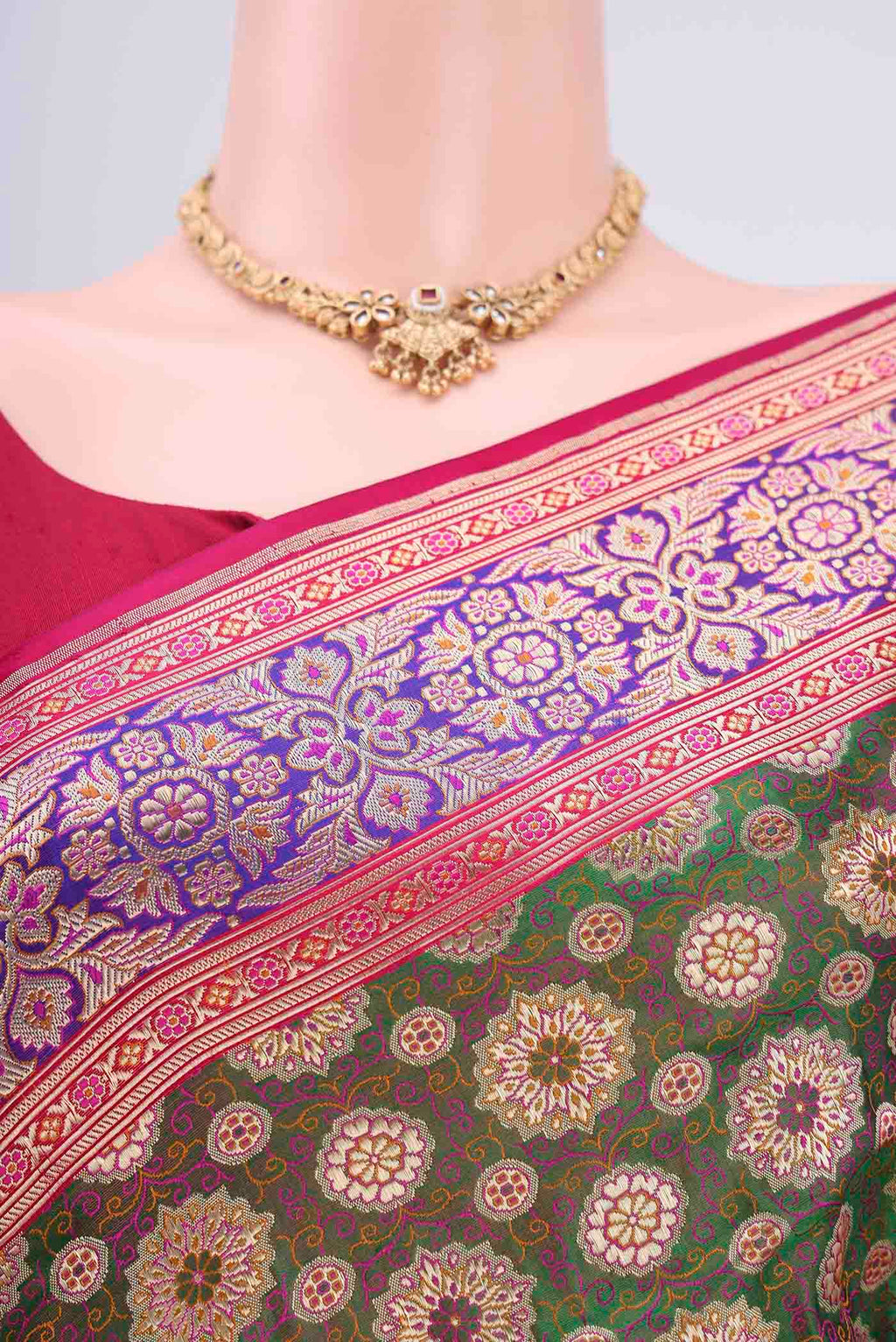 Border image of Green Banarasi Jamavar Saree with Zari Brocade on the body and Zari Border. 
