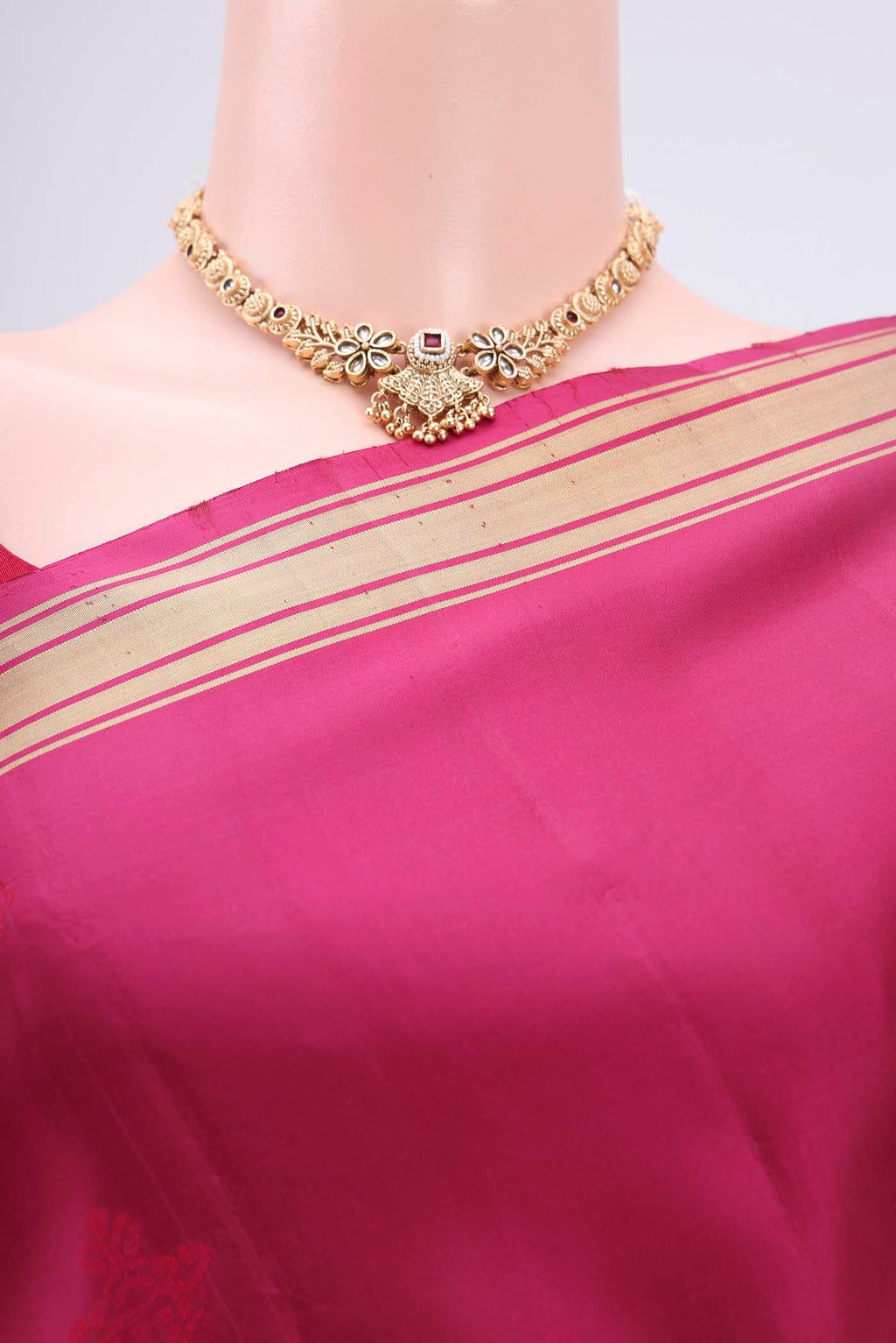 Border image of Rani Pink Bangalore Silk Saree with Thread Butta on the body and Thread Border. 