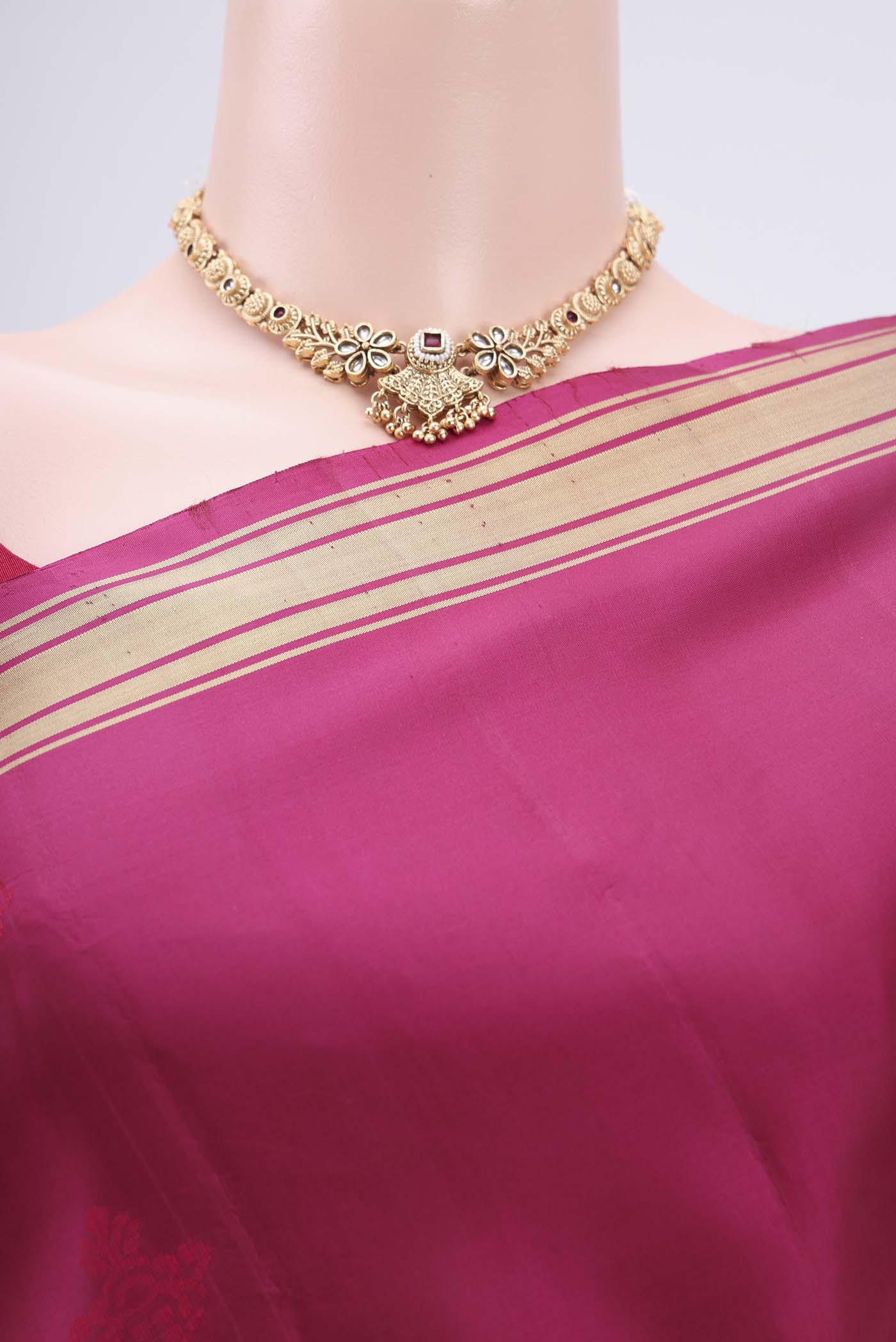 Border image of Rani Pink Bangalore Silk Saree with Thread Butta on the body and Thread Border. 