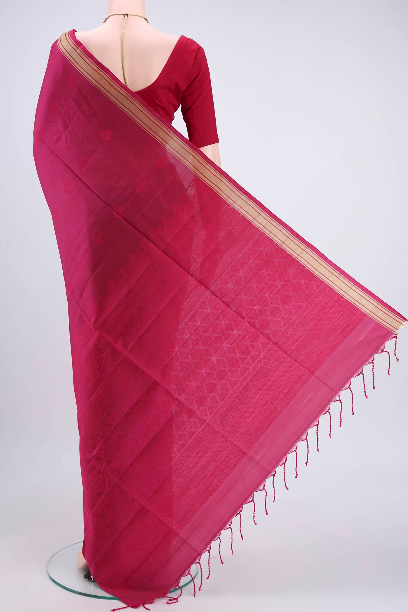 Flat view of Rani Pink Bangalore Silk Saree with Thread Butta on the body and Thread Border. 