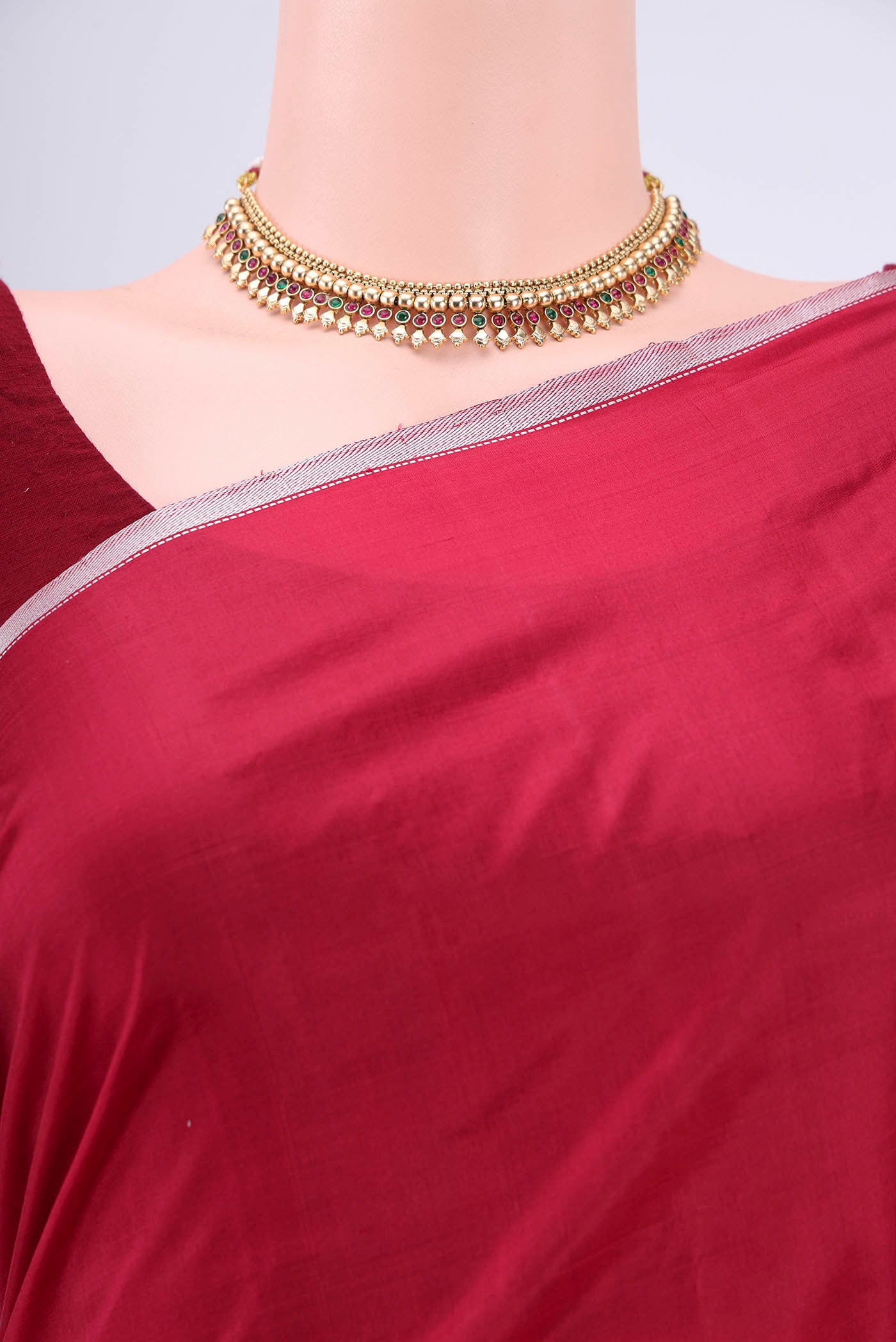 Border image of Maroon Kanchipuram Silk Saree with Plain Body and Thread Border. 