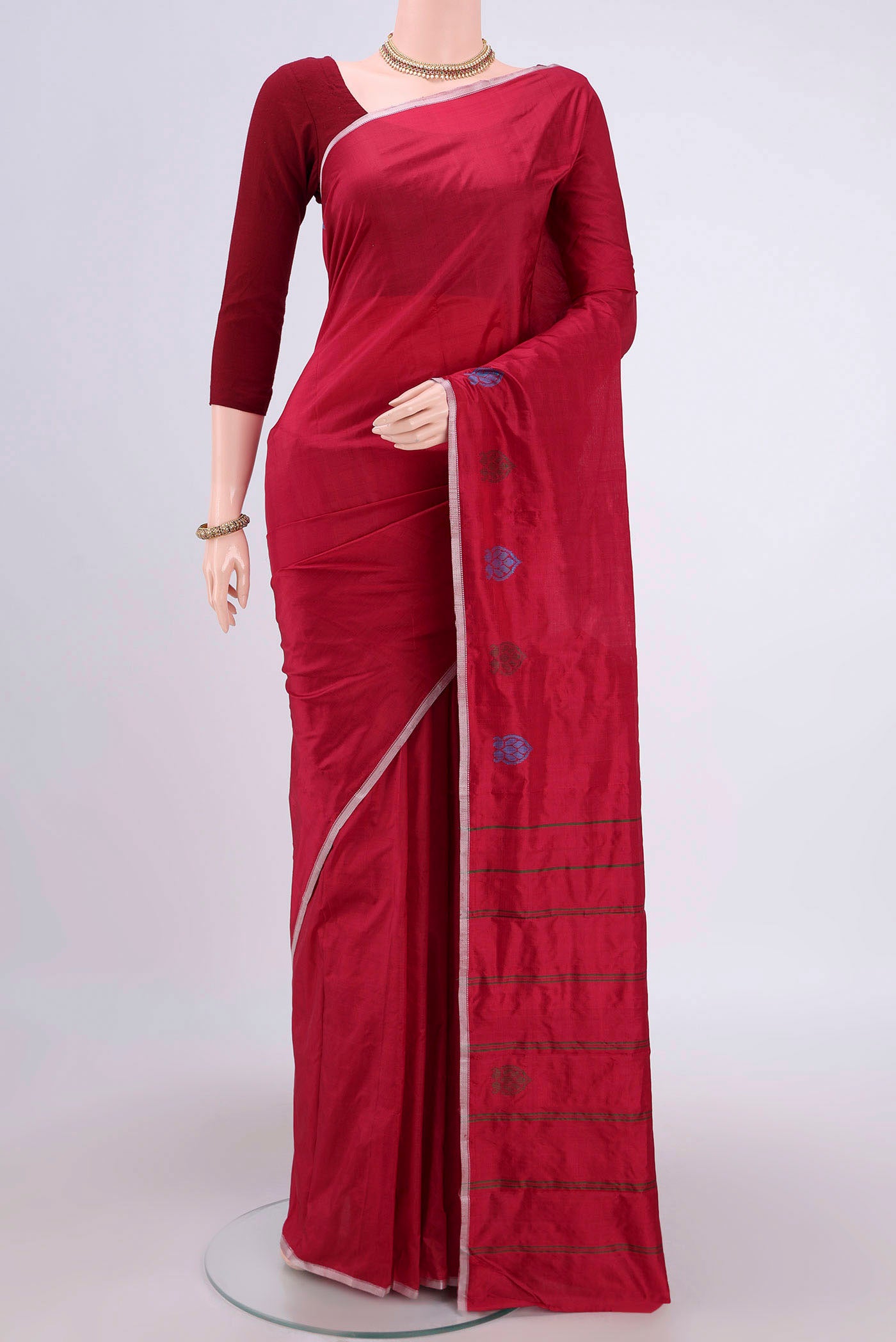 Maroon Kanchipuram Silk Saree with Plain Body and Thread Border.  displayed on a mannequin