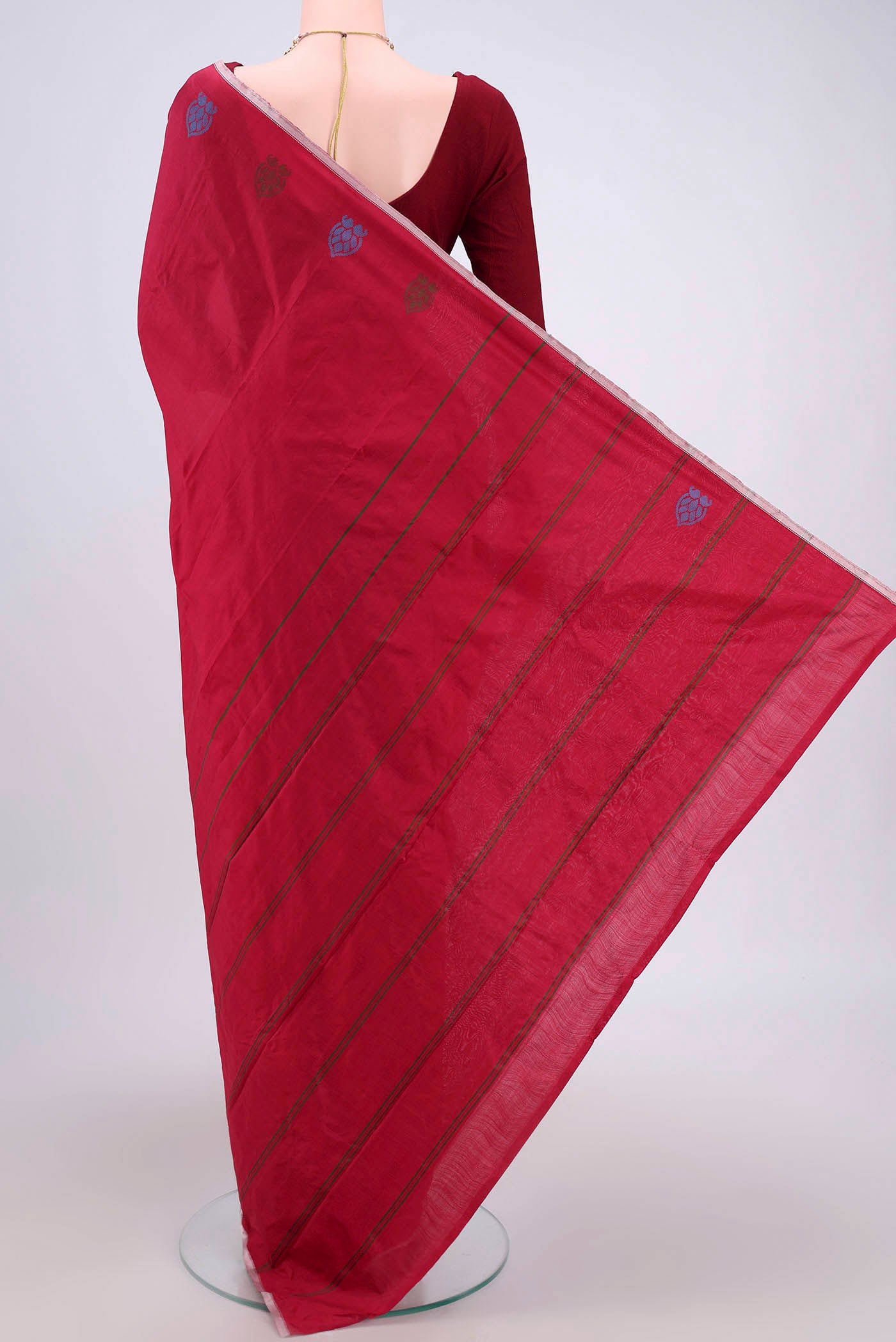 Flat view of Maroon Kanchipuram Silk Saree with Plain Body and Thread Border. 