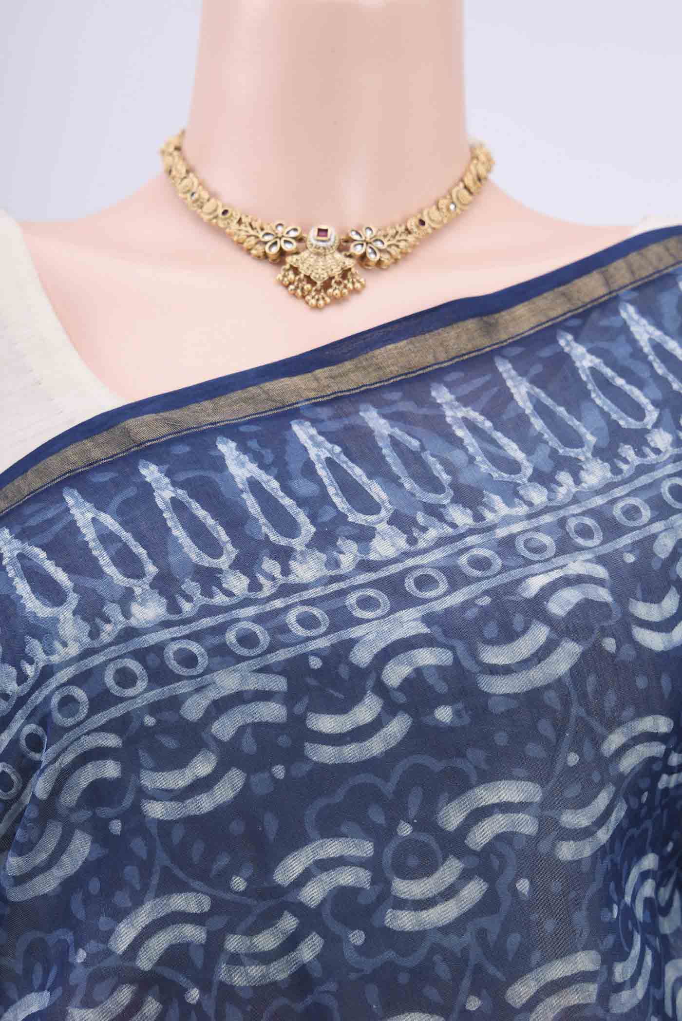 Border image of Indigo Maheshwari Silk Cotton Saree with Printed design on the body and Thin Zari Line. 