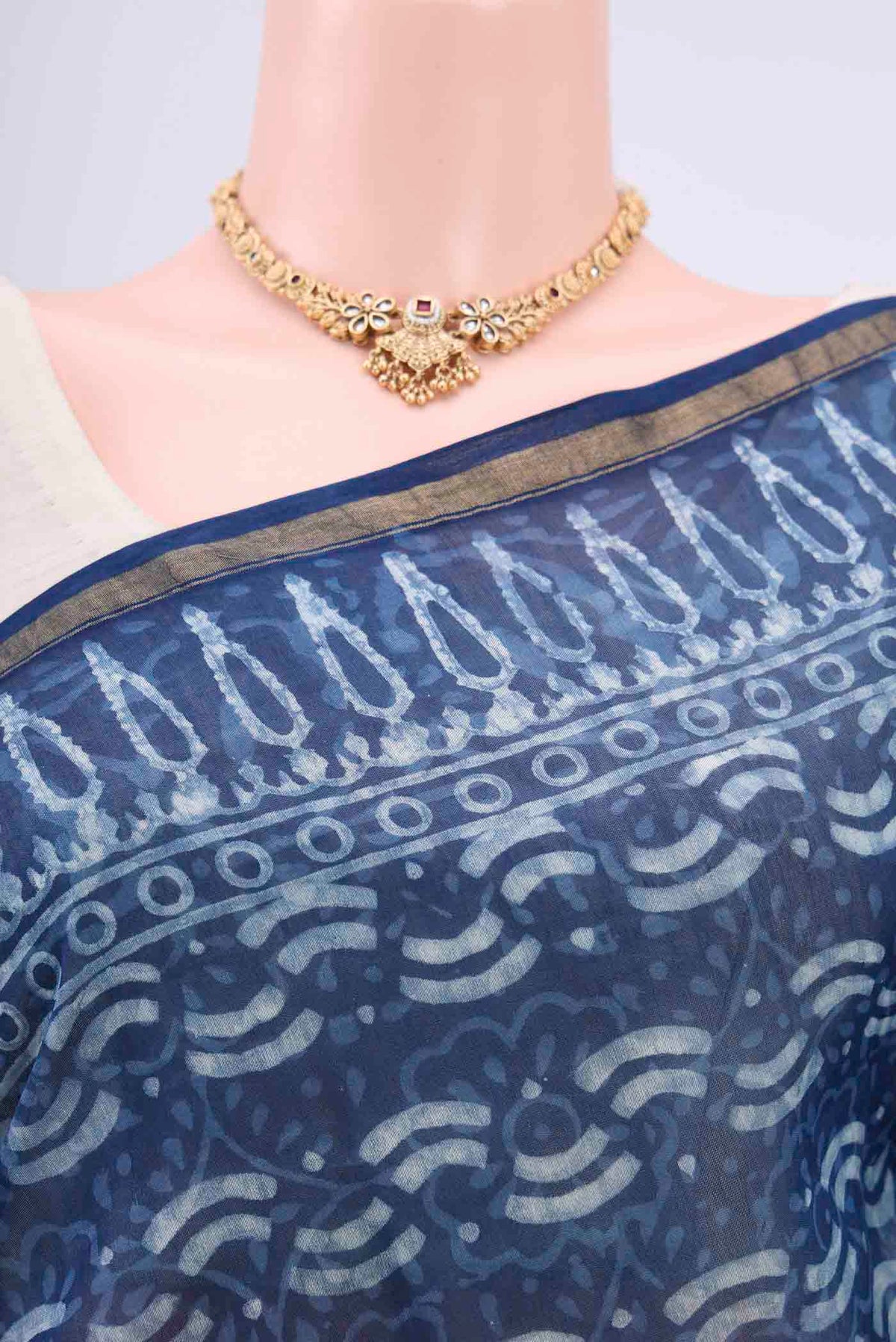 Border image of Indigo Maheshwari Silk Cotton Saree with Printed design on the body and Thin Zari Line. 