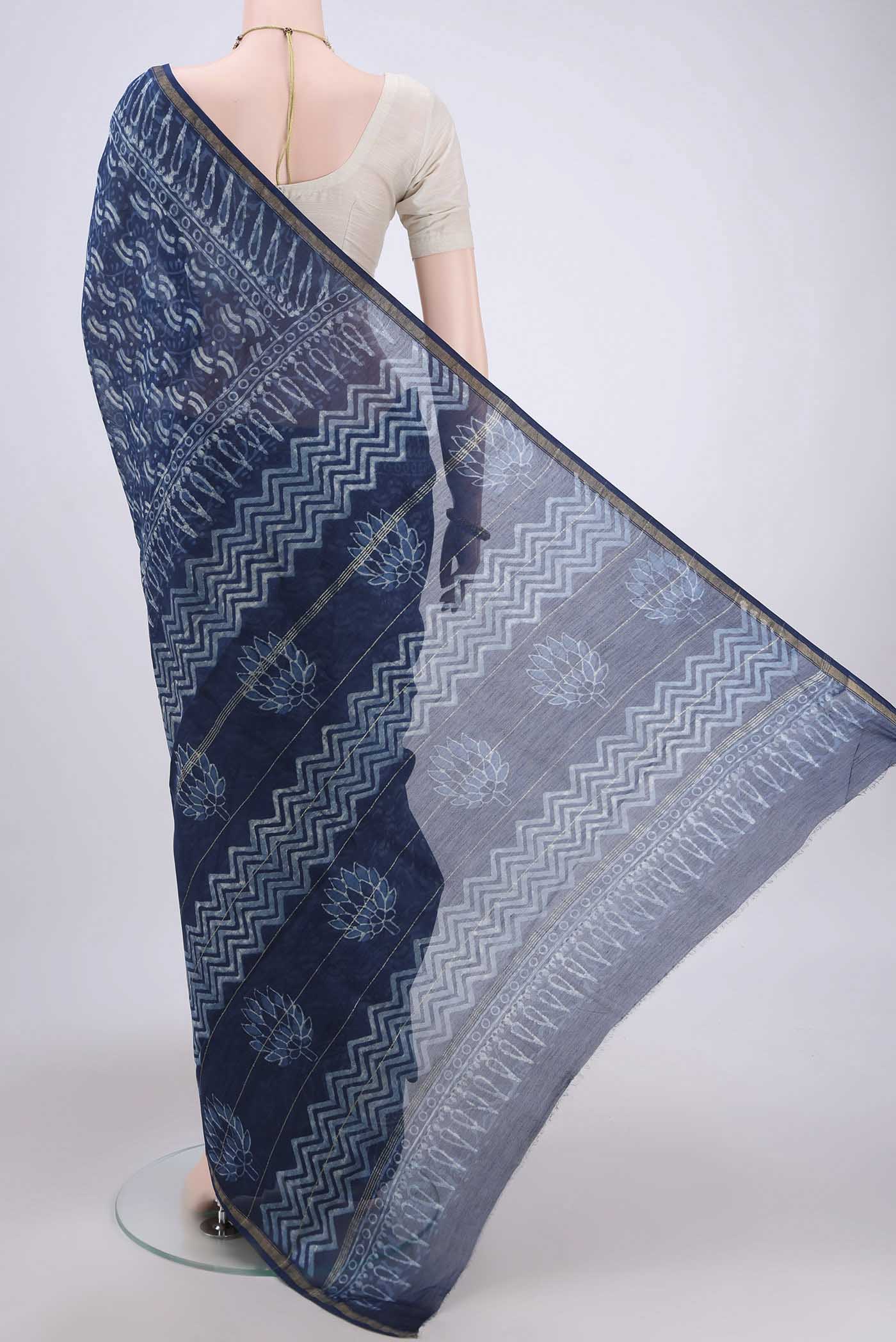 Flat view of Indigo Maheshwari Silk Cotton Saree with Printed design on the body and Thin Zari Line. 