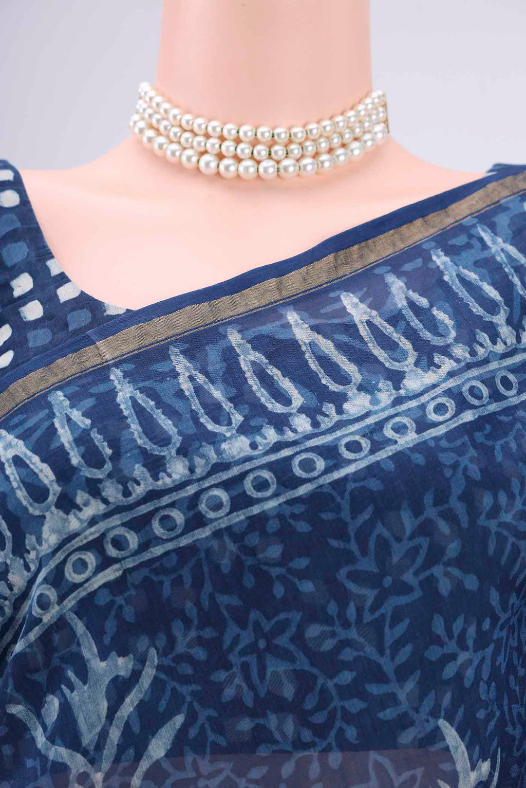Border image of Indigo Maheshwari Silk Cotton Saree with Batik Print on the body and Zari Border. 
