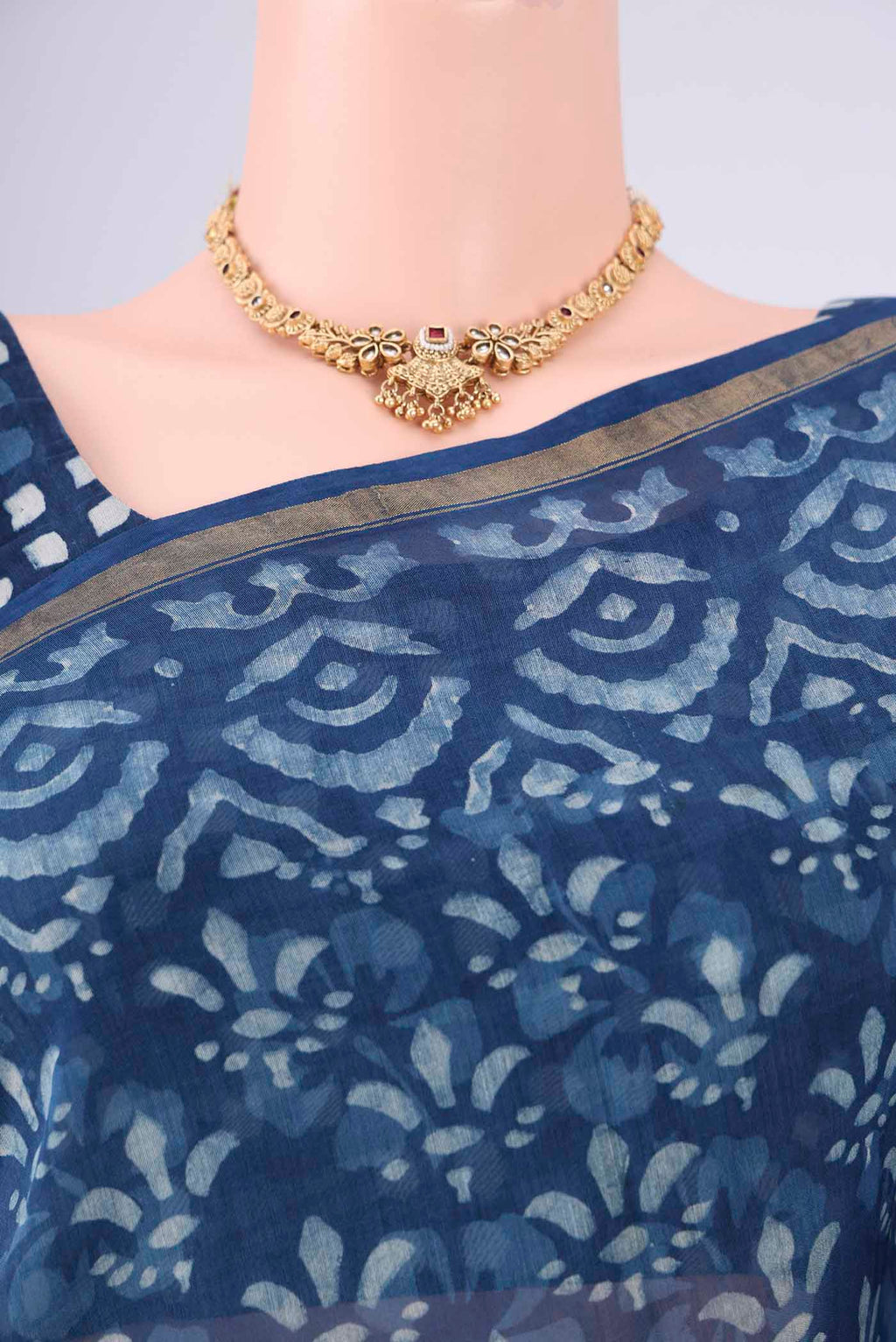 Border image of Indigo Maheshwari Silk Cotton Saree with Batik Print on the body and Zari Border. 