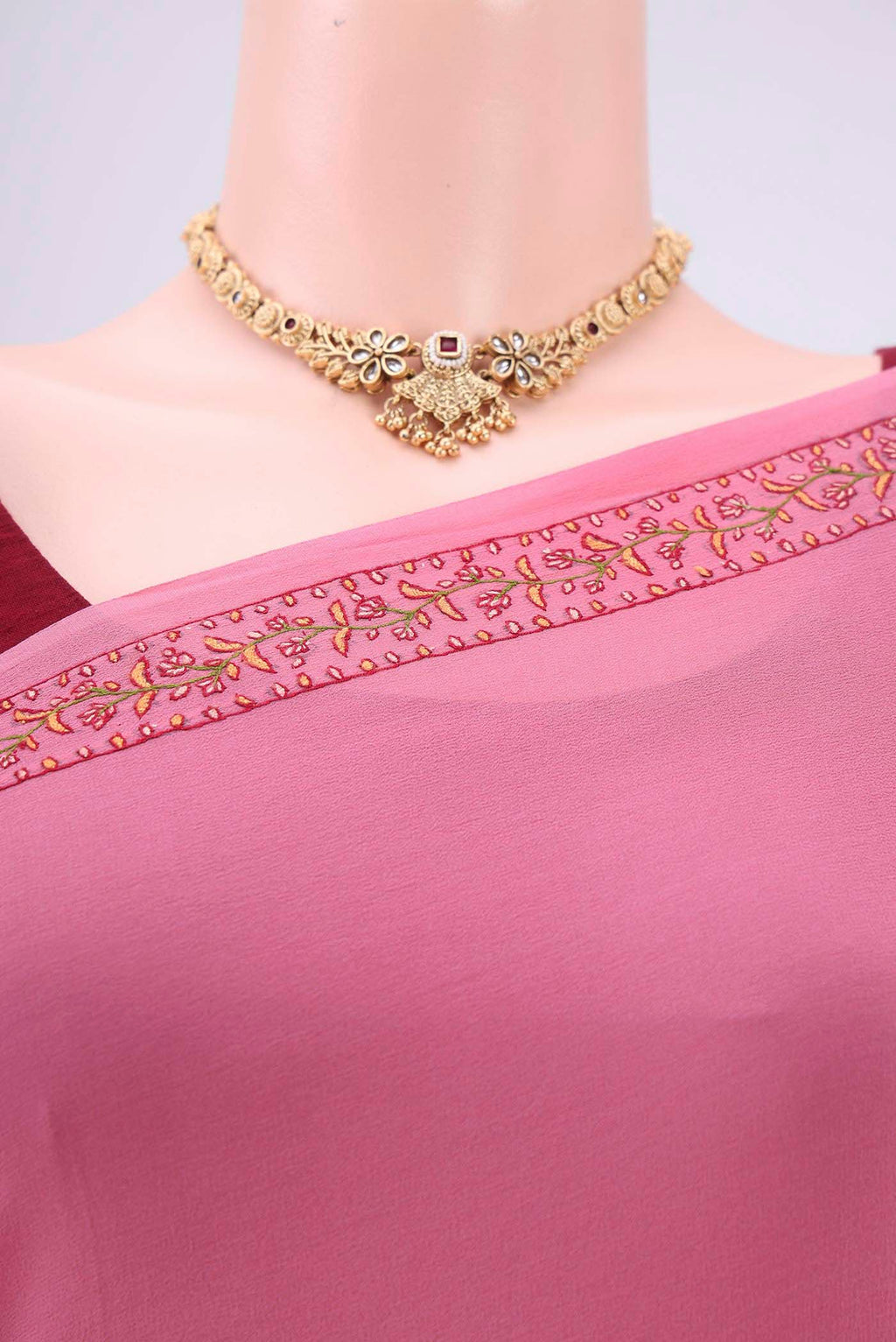 Border image of Pink Kashmiri Saree with Plain Body and Thread Border. 