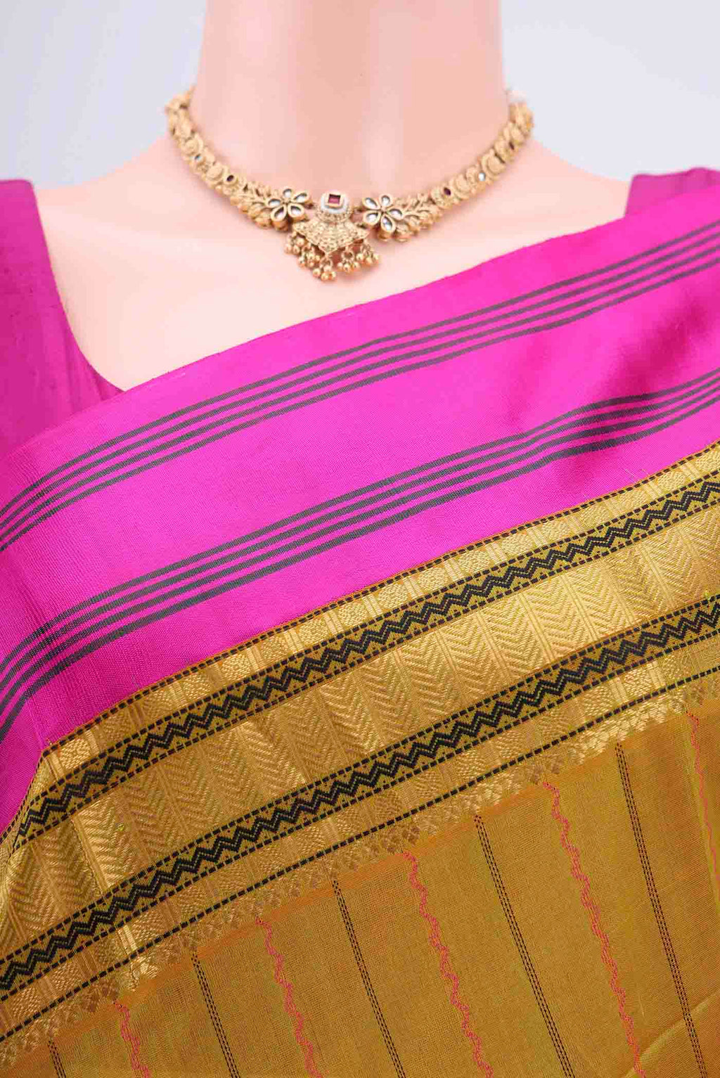 Border image of Green Coimbatore Silk Cotton Saree with Stripes on the body and Plain Border. 