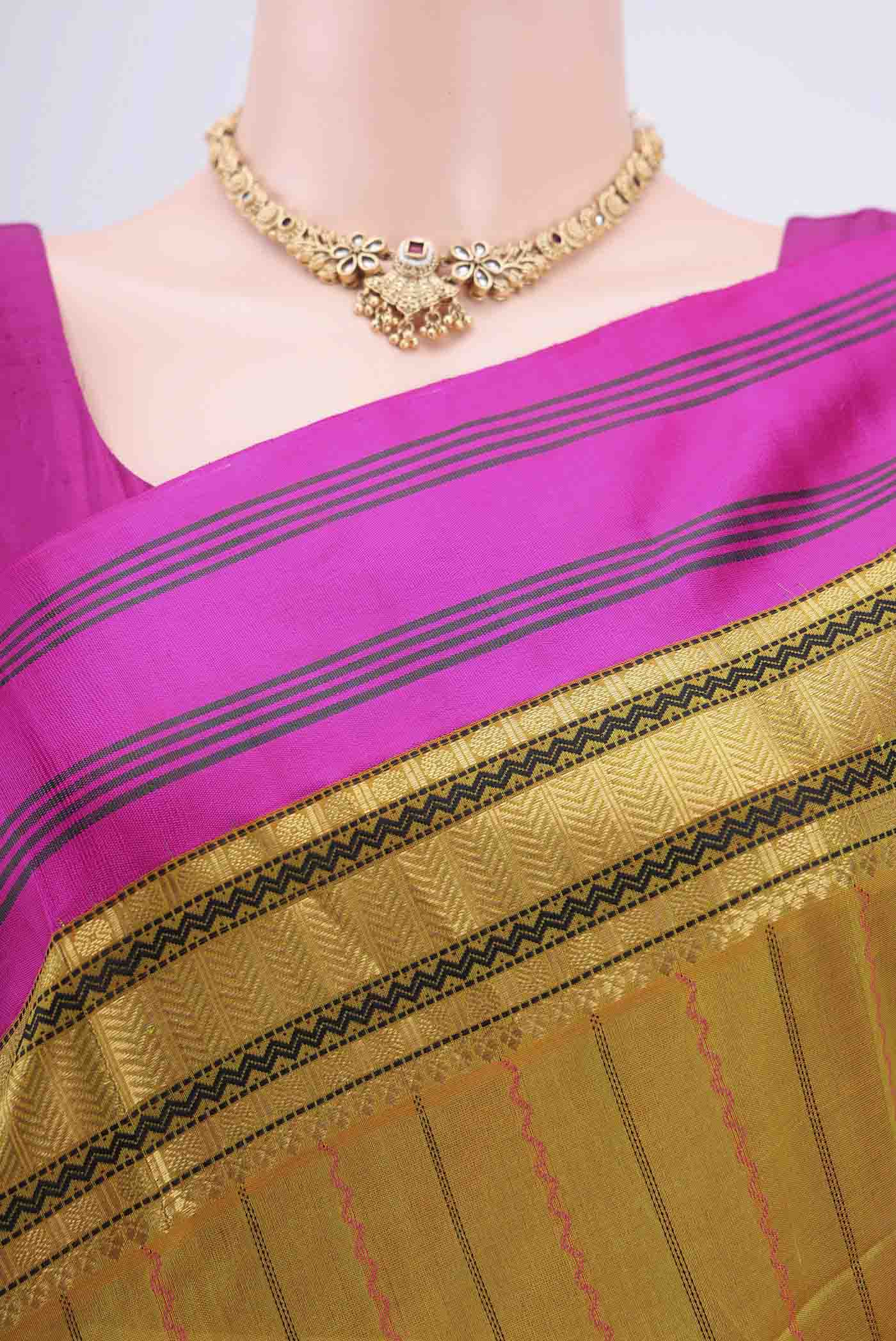 Border image of Green Coimbatore Silk Cotton Saree with Stripes on the body and Plain Border. 