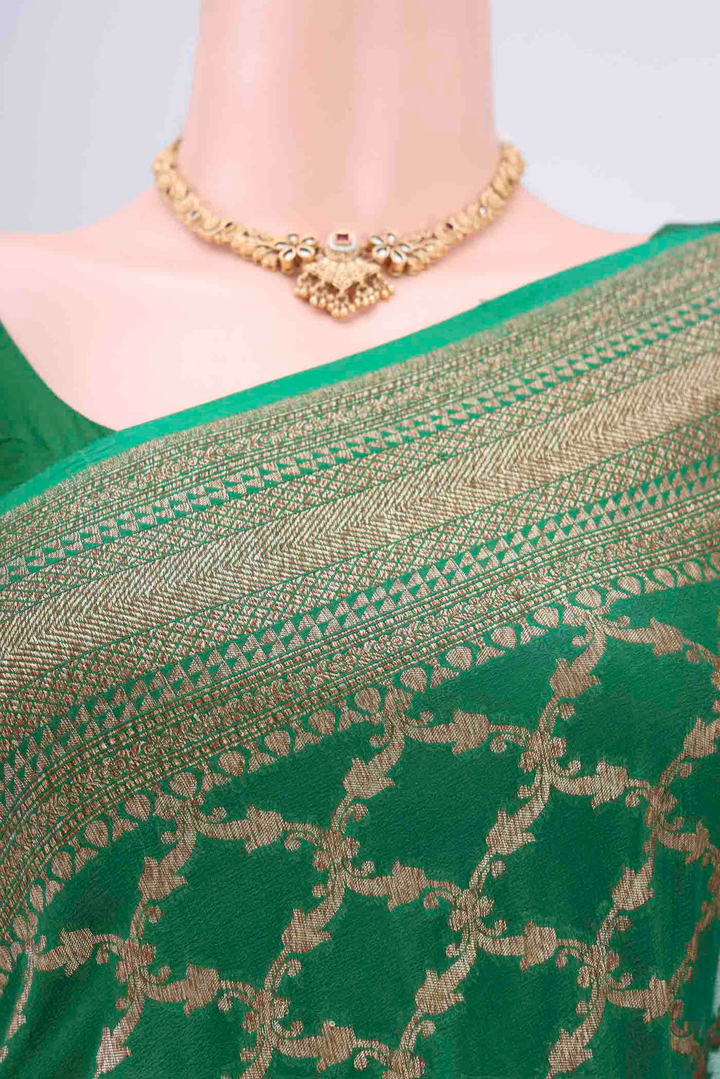 Border image of Green Banarasi Georgette Saree with Zari Brocade on the body and Zari Border. 