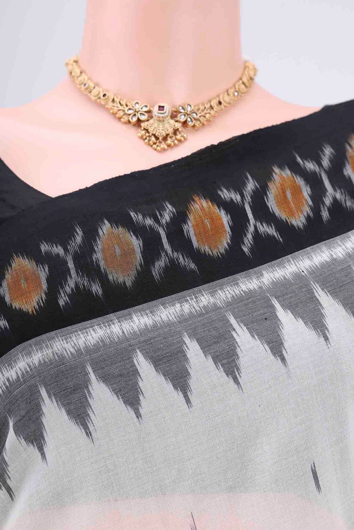 Border image of Off White Dual Tone Pochampally Cotton Saree with Ikat design on the body and Ikat Border. 