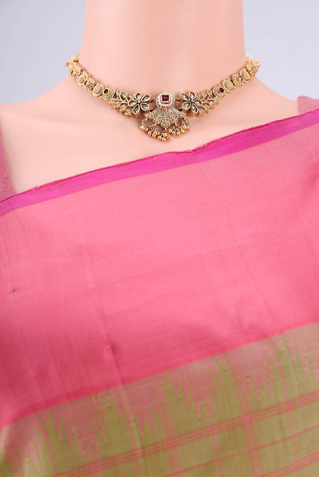 Border image of Green Gadwal Silk Saree with Checked design on the body and Plain Border. 