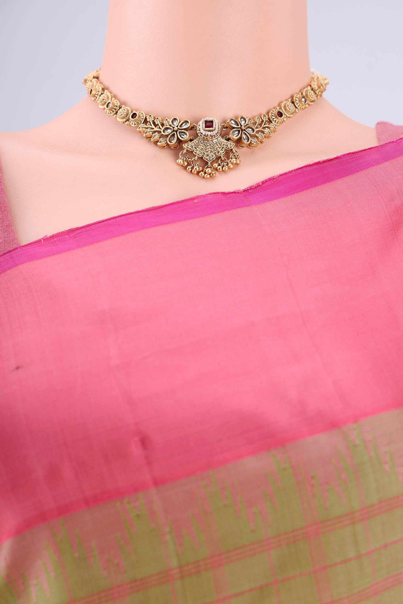 Border image of Green Gadwal Silk Saree with Checked design on the body and Plain Border. 