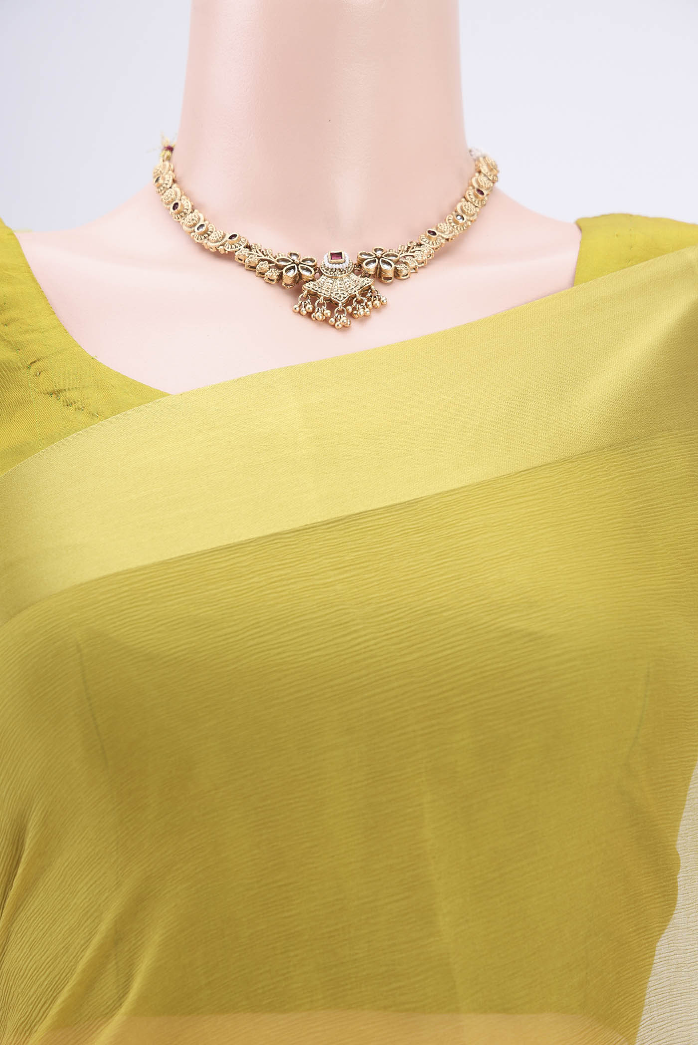 Border image of Mehandi Green Mysore Chiffon Saree with Plain Body and Satin Border. 