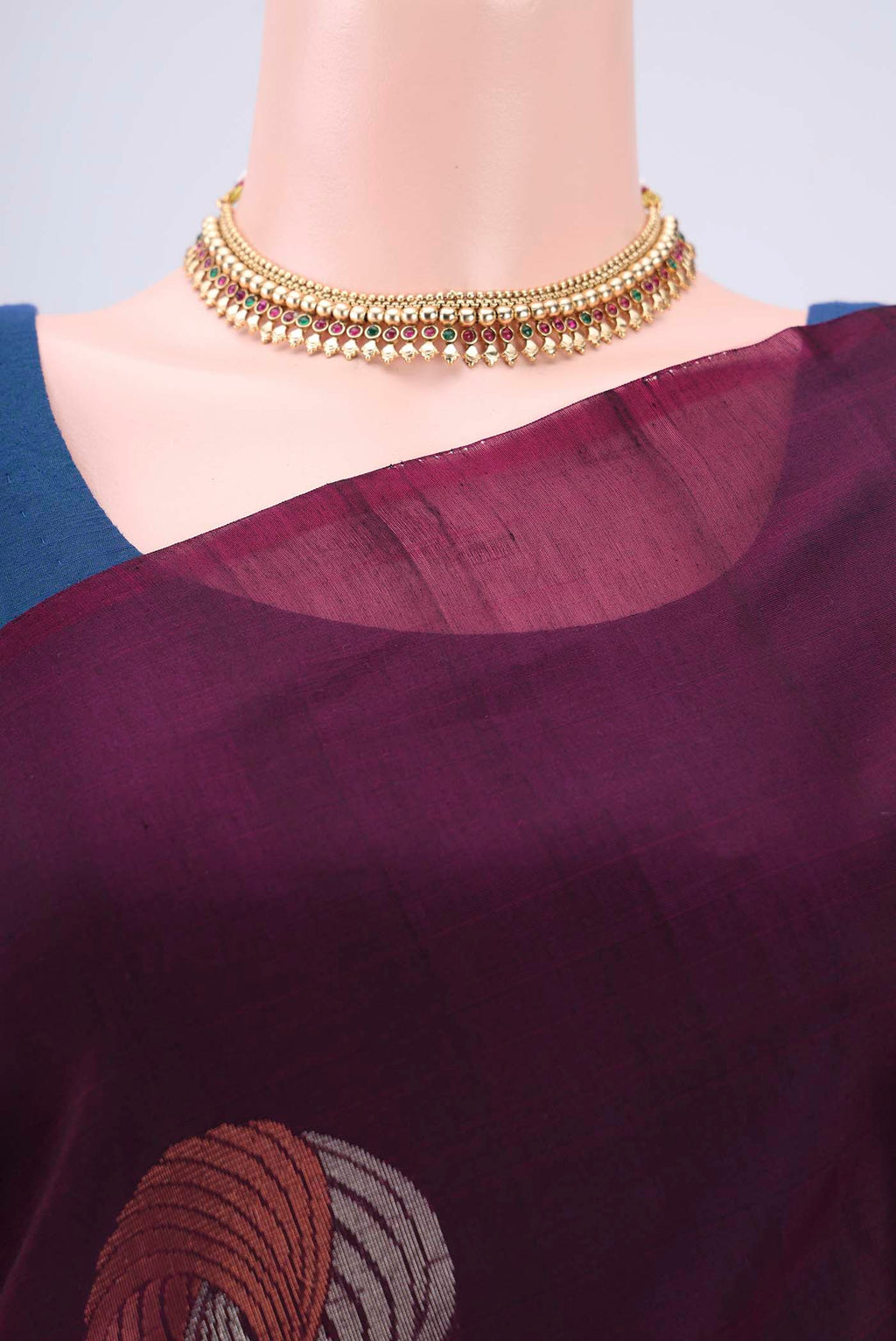 Border image of Magenta Silk Cotton Saree with Zari Butta on the body and Plain Border. 