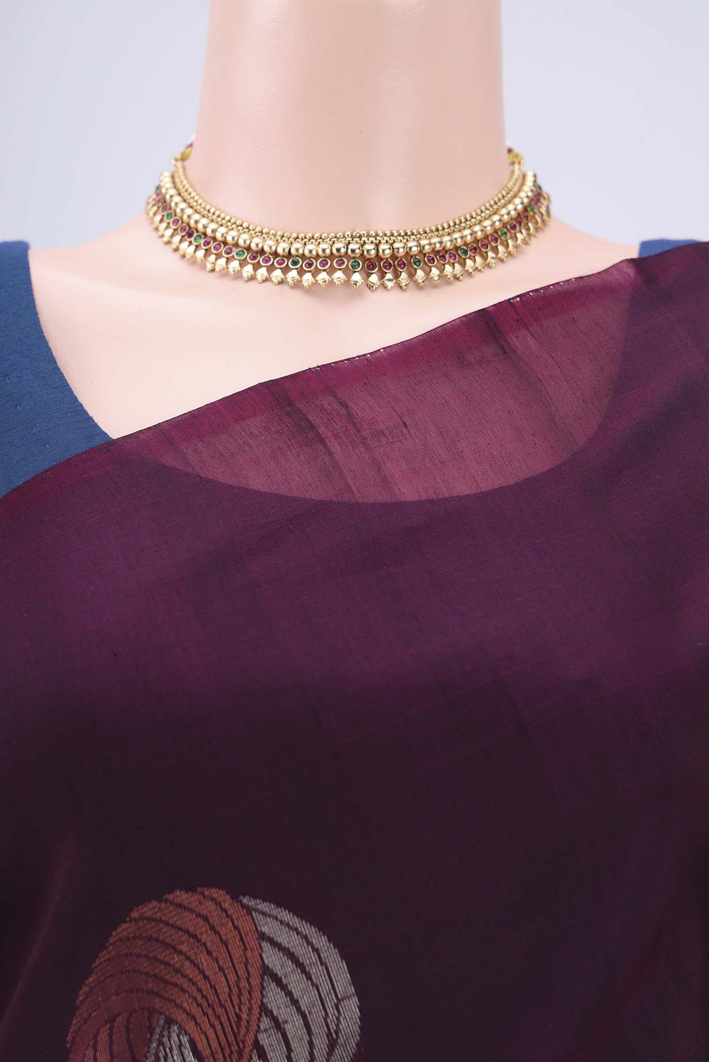 Border image of Magenta Silk Cotton Saree with Zari Butta on the body and Plain Border. 