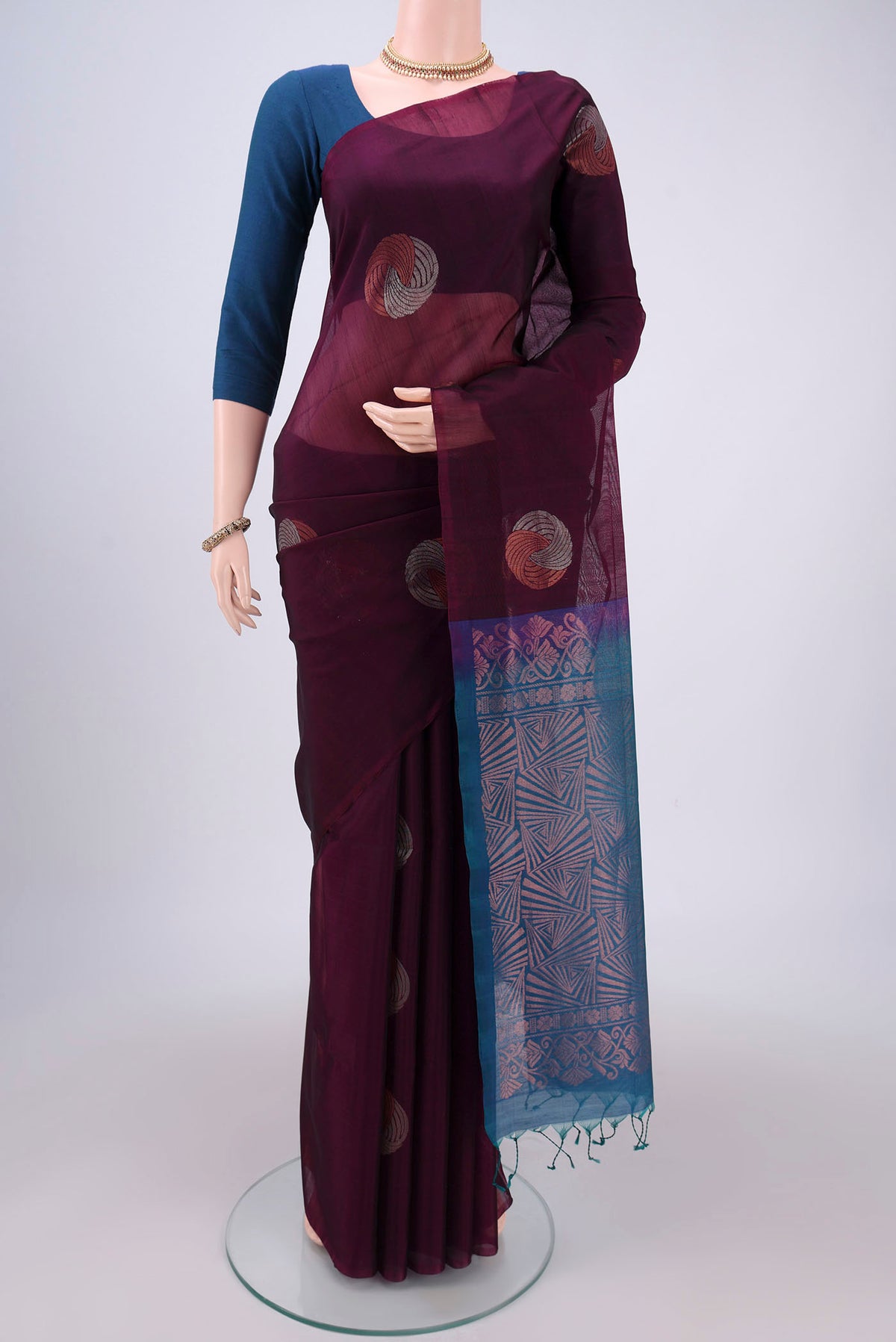 Magenta Silk Cotton Saree with Zari Butta on the body and Plain Border.  displayed on a mannequin