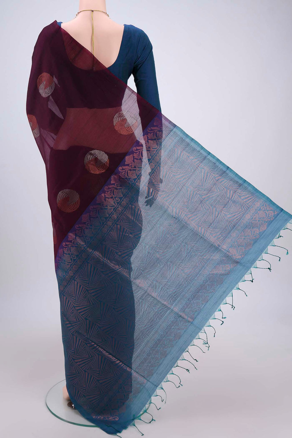 Flat view of Magenta Silk Cotton Saree with Zari Butta on the body and Plain Border. 