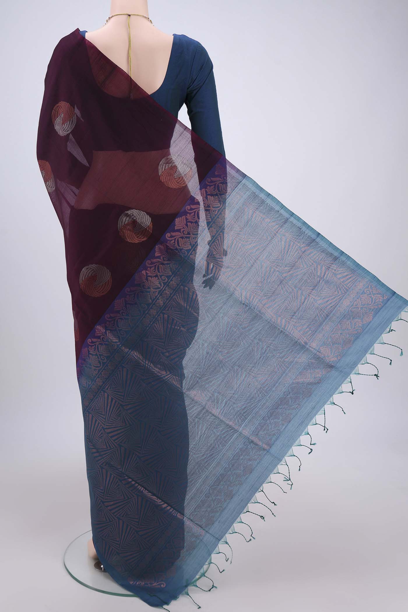 Flat view of Magenta Silk Cotton Saree with Zari Butta on the body and Plain Border. 