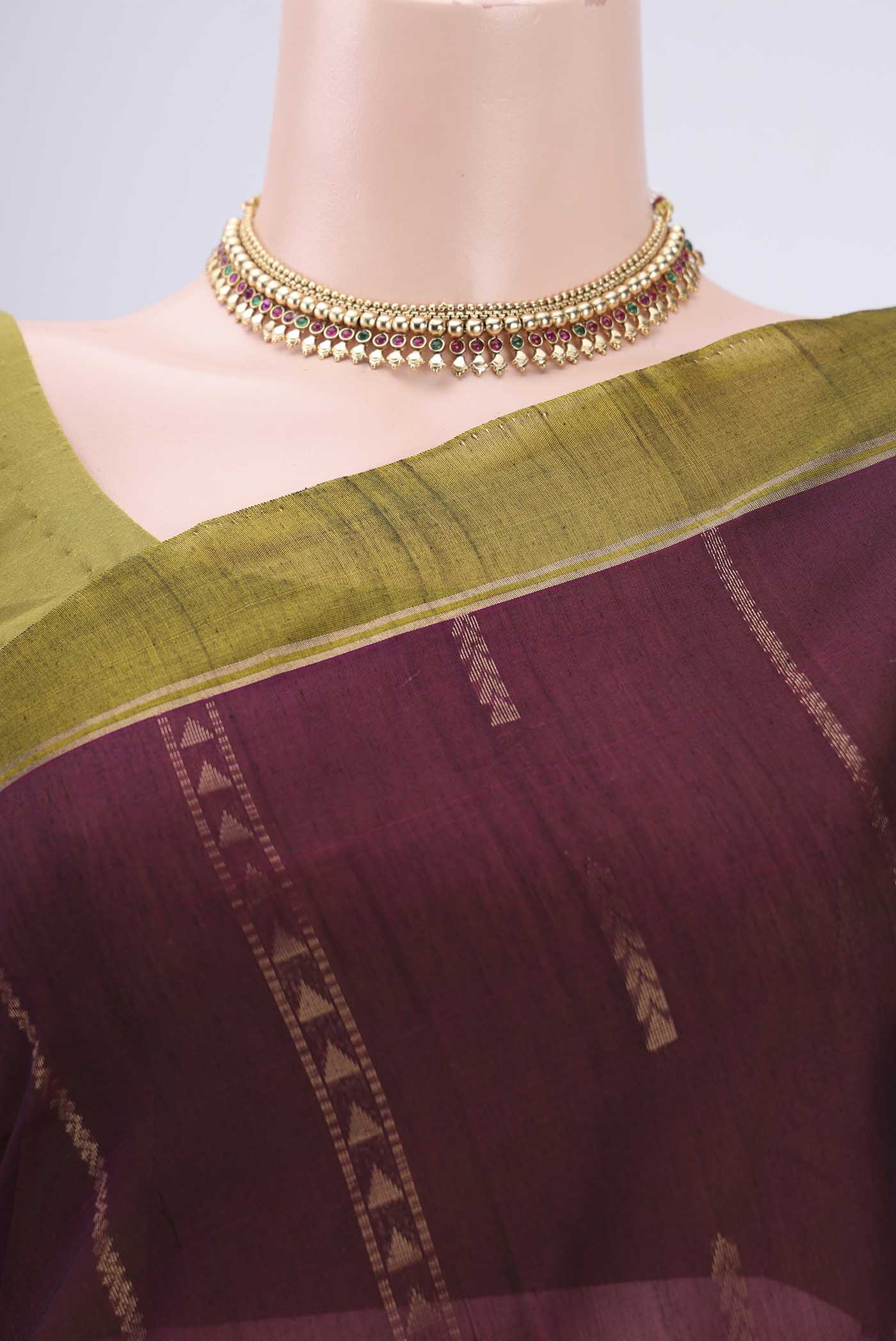 Border image of Magenta Silk Cotton Saree with Zari Butta on the body and Zari Border. 
